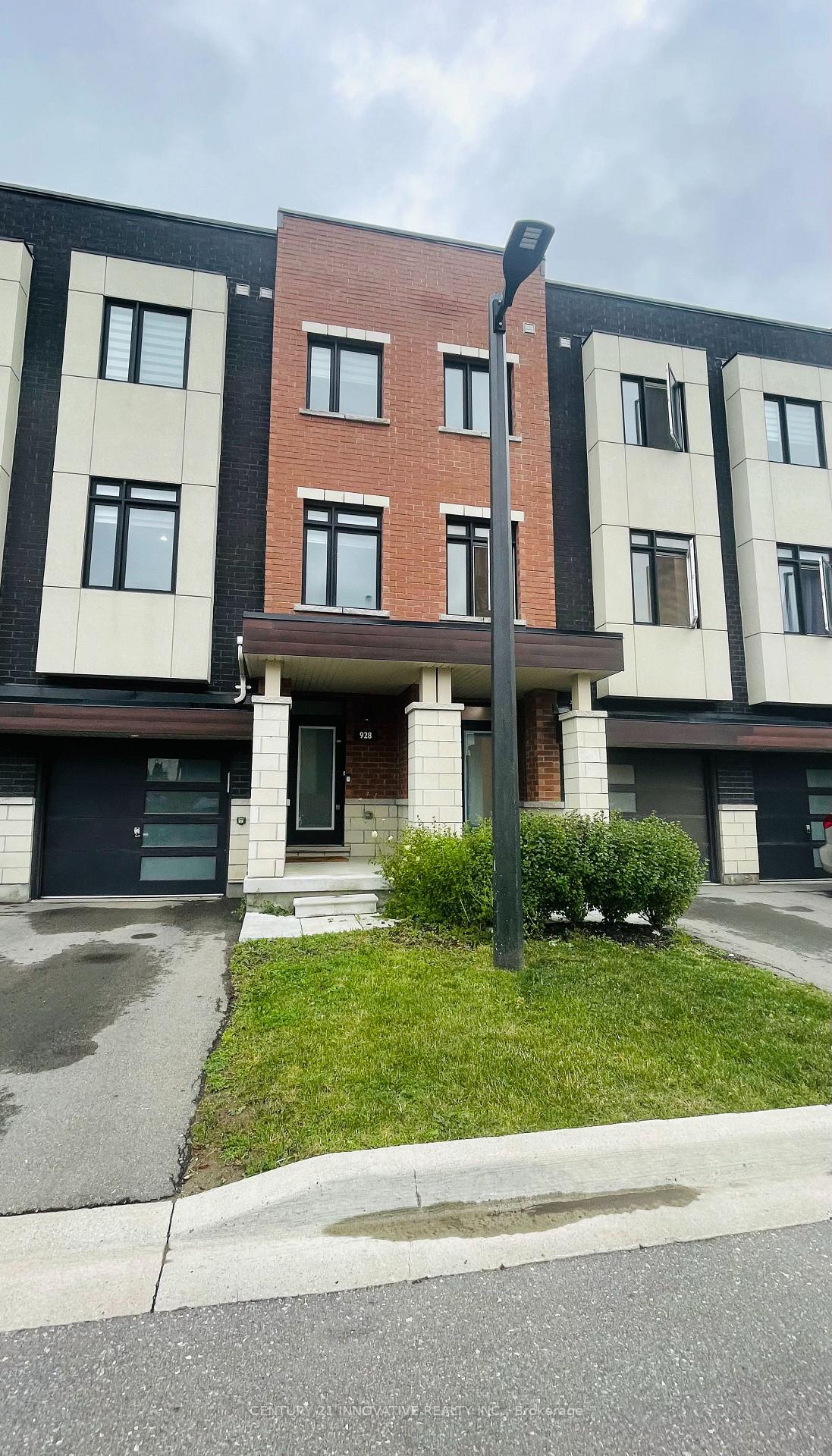 Photo 1 of 928 Kicking Horse Path, Oshawa, McLaughlin — HOMEH