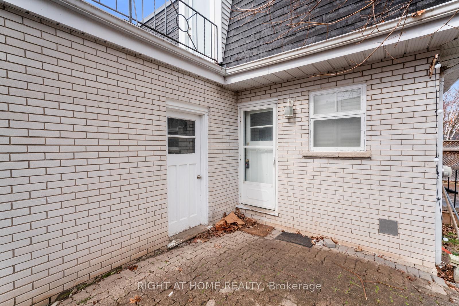 Photo 3 of 61 Ottaway Avenue, Barrie, City Centre — HOMEH