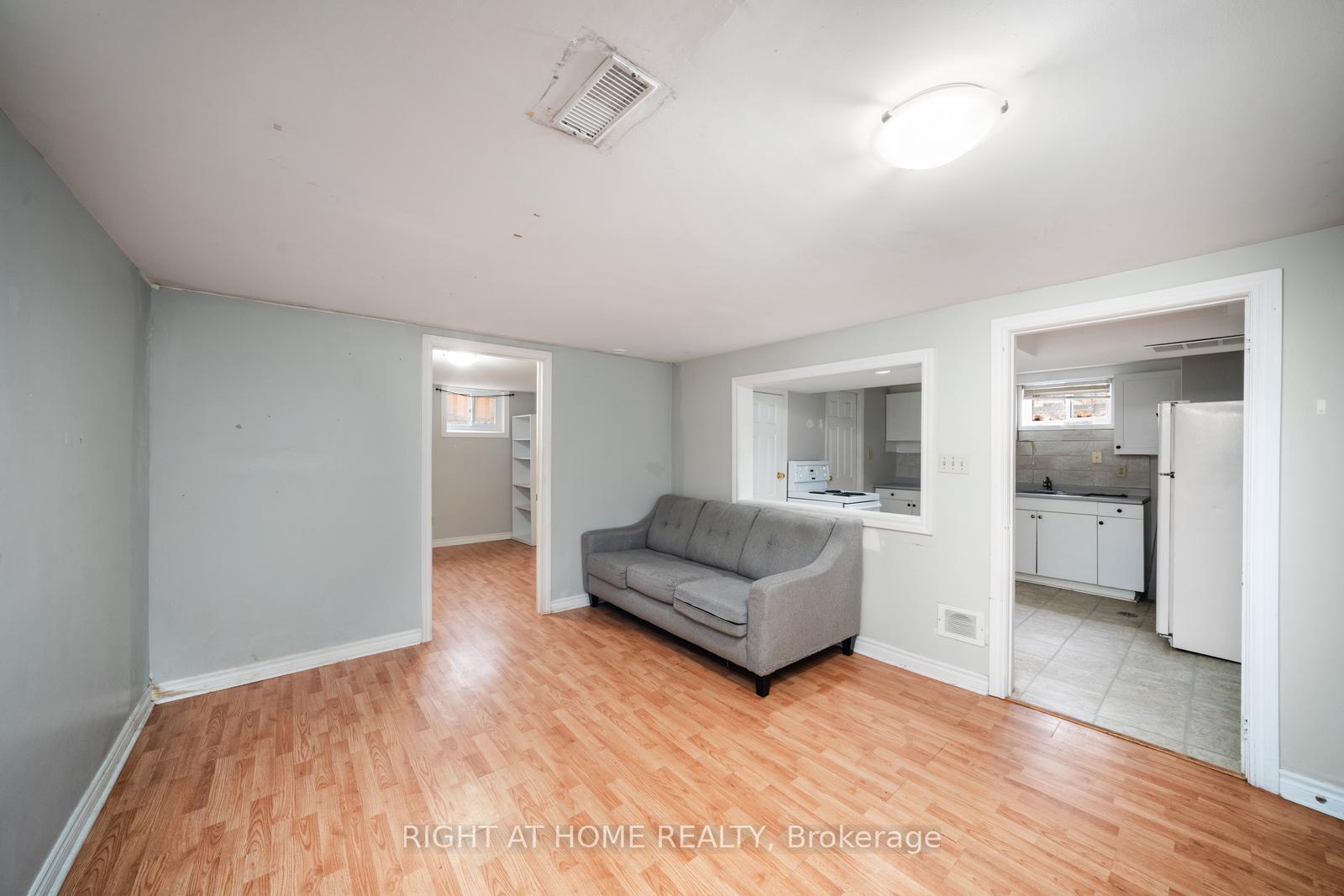 Photo 5 of 61 Ottaway Avenue, Barrie, City Centre — HOMEH