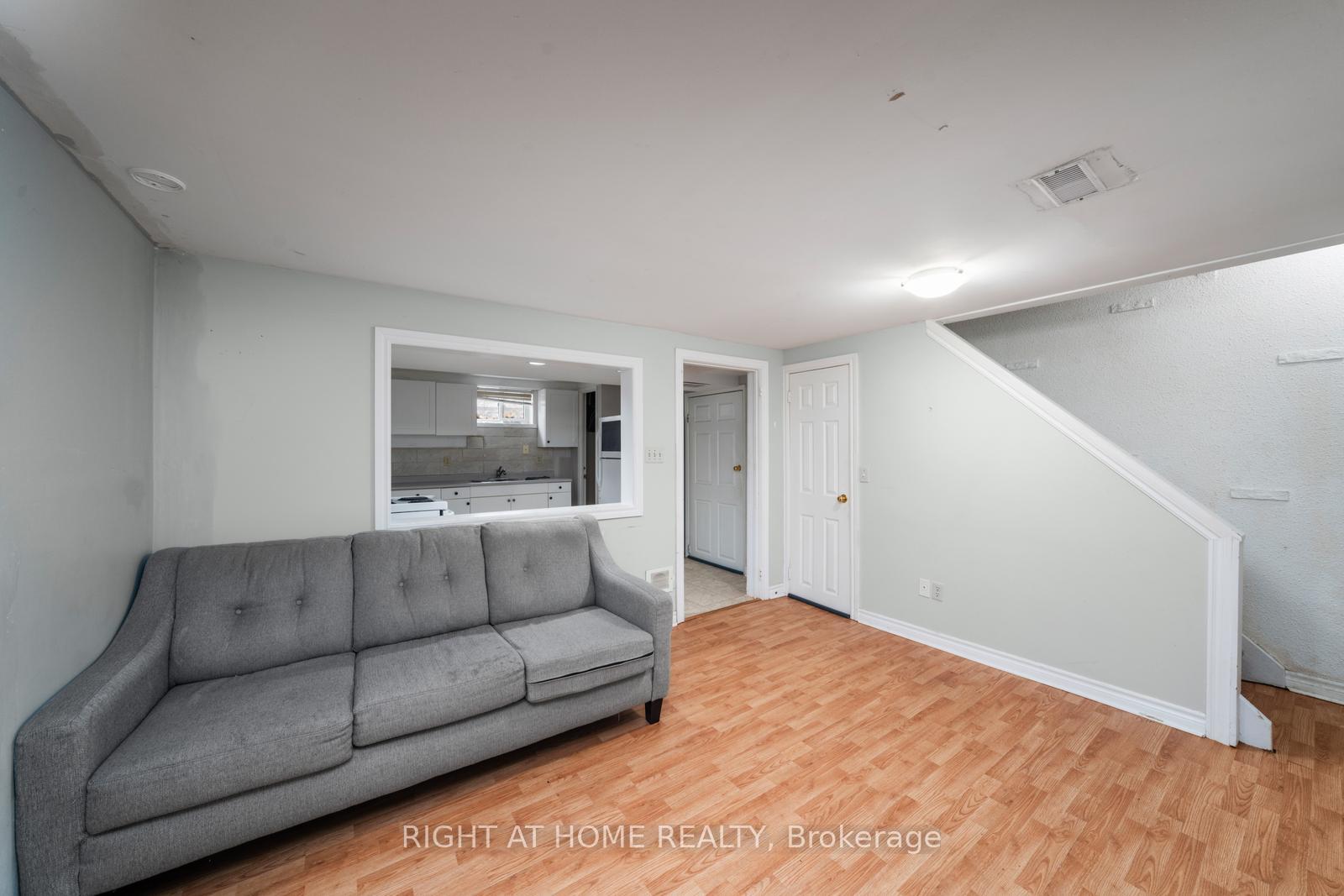 Photo 6 of 61 Ottaway Avenue, Barrie, City Centre — HOMEH