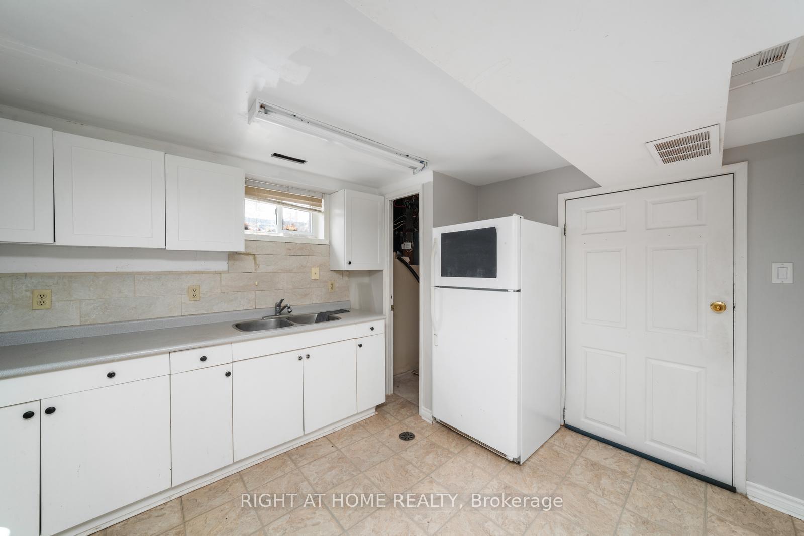 Photo 10 of 61 Ottaway Avenue, Barrie, City Centre — HOMEH