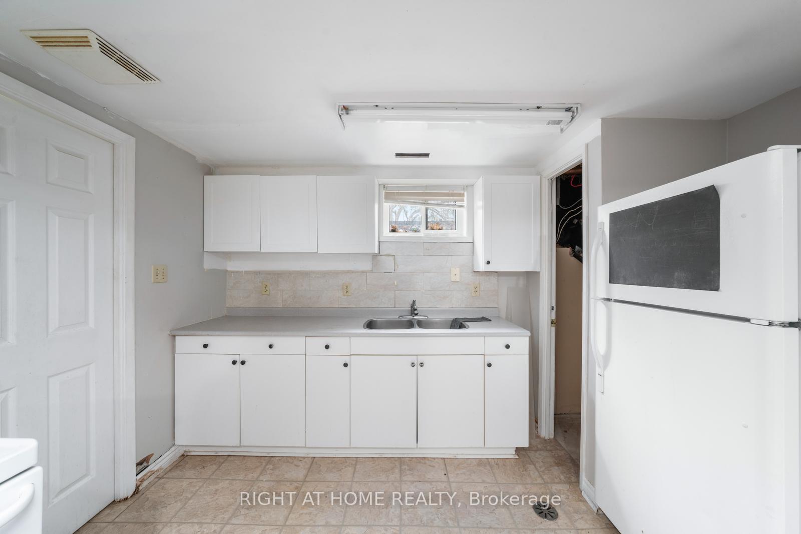 Photo 11 of 61 Ottaway Avenue, Barrie, City Centre — HOMEH