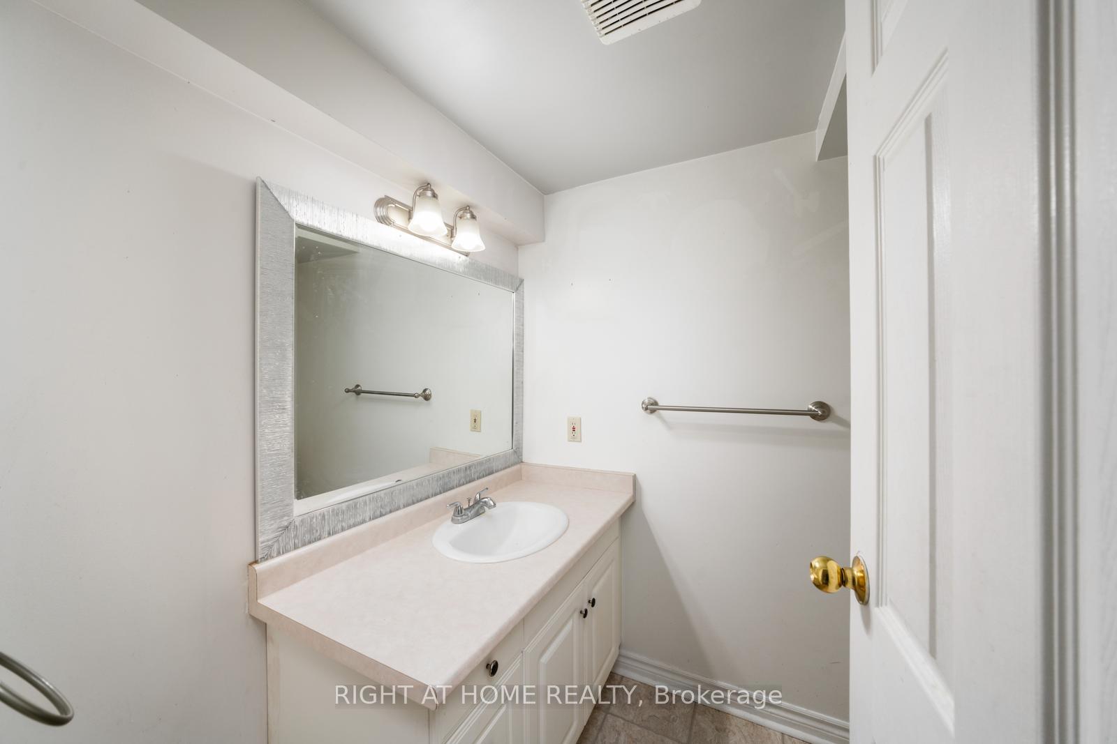 Photo 16 of 61 Ottaway Avenue, Barrie, City Centre — HOMEH