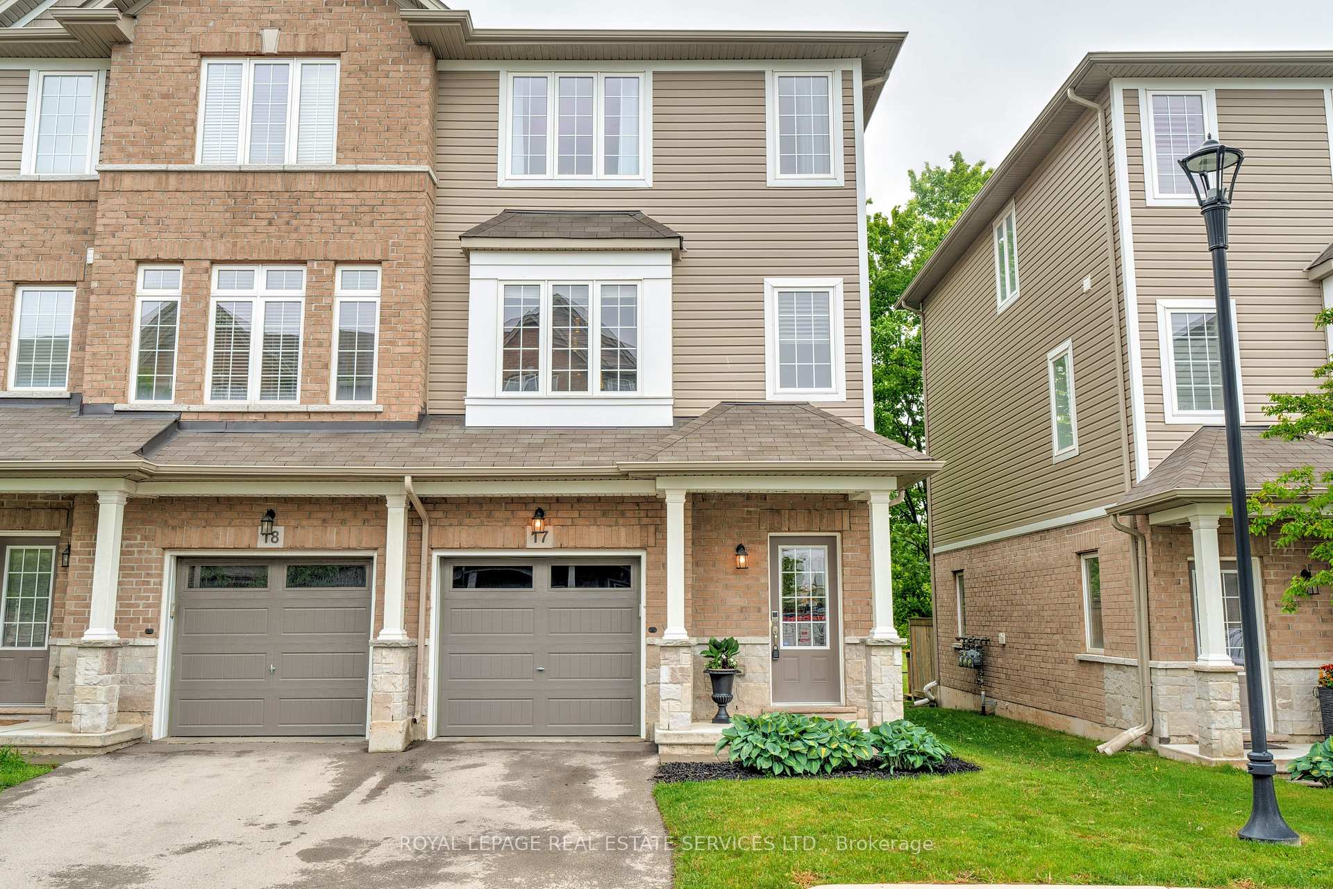 Front of Unit 17, 122 Dundas Street E
