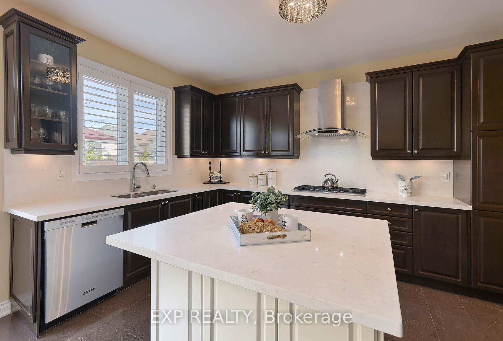 Photo 2 of 16 Chilliwack Grove, Brampton, Credit Valley — HOMEH