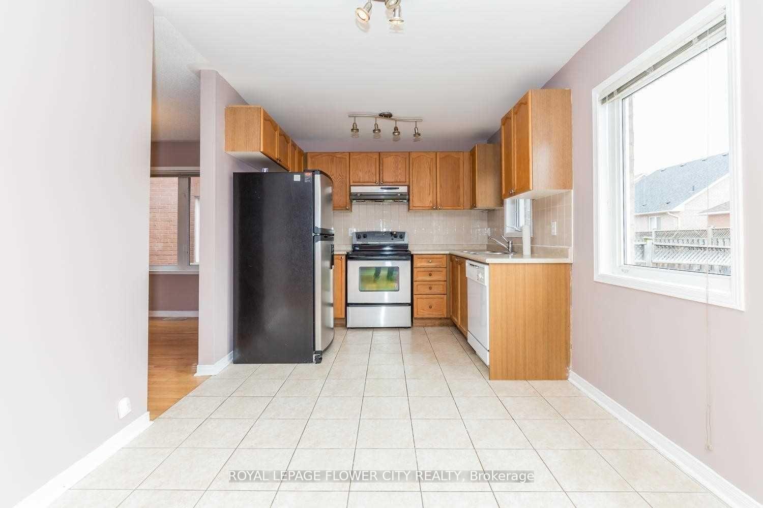 Photo 7 of 63 Orchid Drive, Brampton, Northwest Brampton — HOMEH