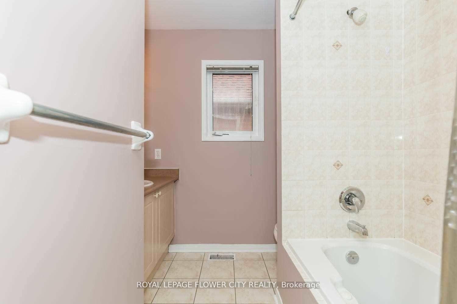 Photo 10 of 63 Orchid Drive, Brampton, Northwest Brampton — HOMEH