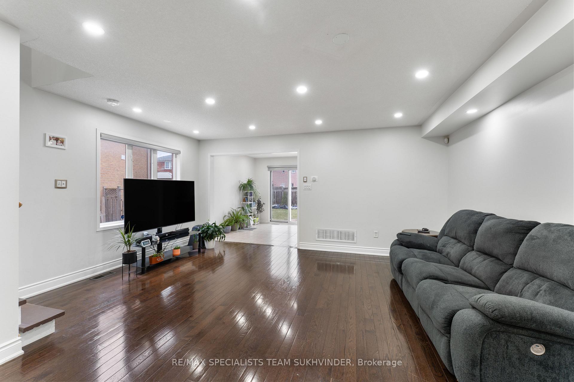 Photo 4 of 26 Seed Court, Brampton, Fletcher's Creek Village — HOMEH