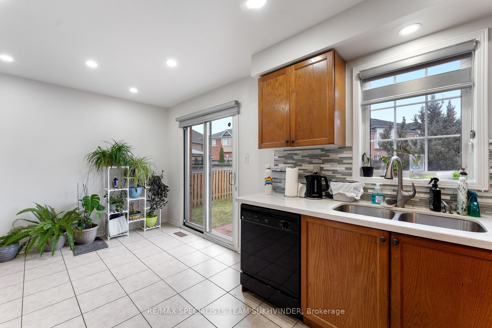 Photo 5 of 26 Seed Court, Brampton, Fletcher's Creek Village — HOMEH