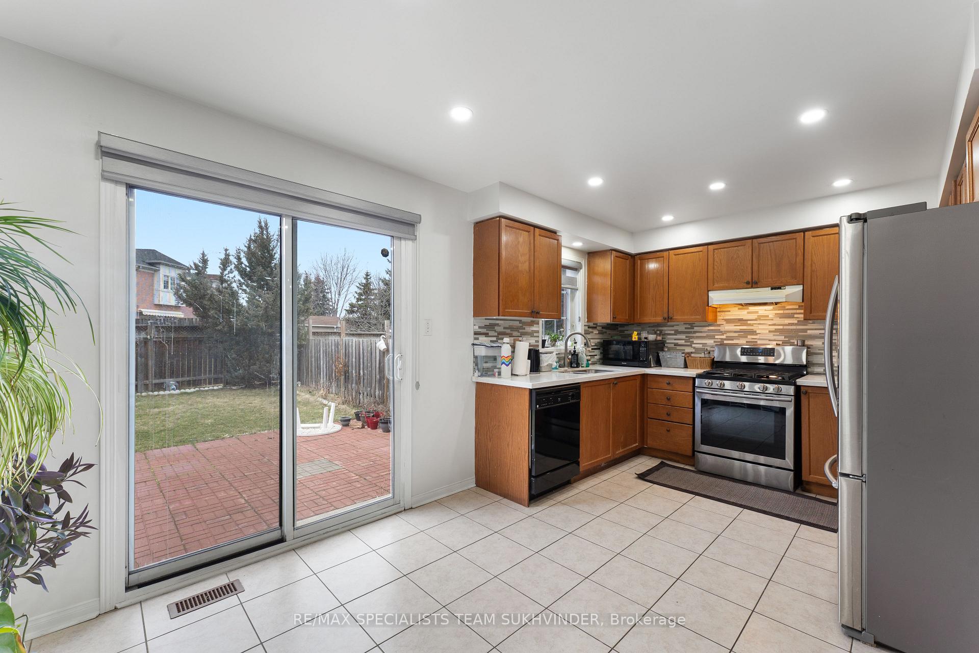 Photo 17 of 26 Seed Court, Brampton, Fletcher's Creek Village — HOMEH