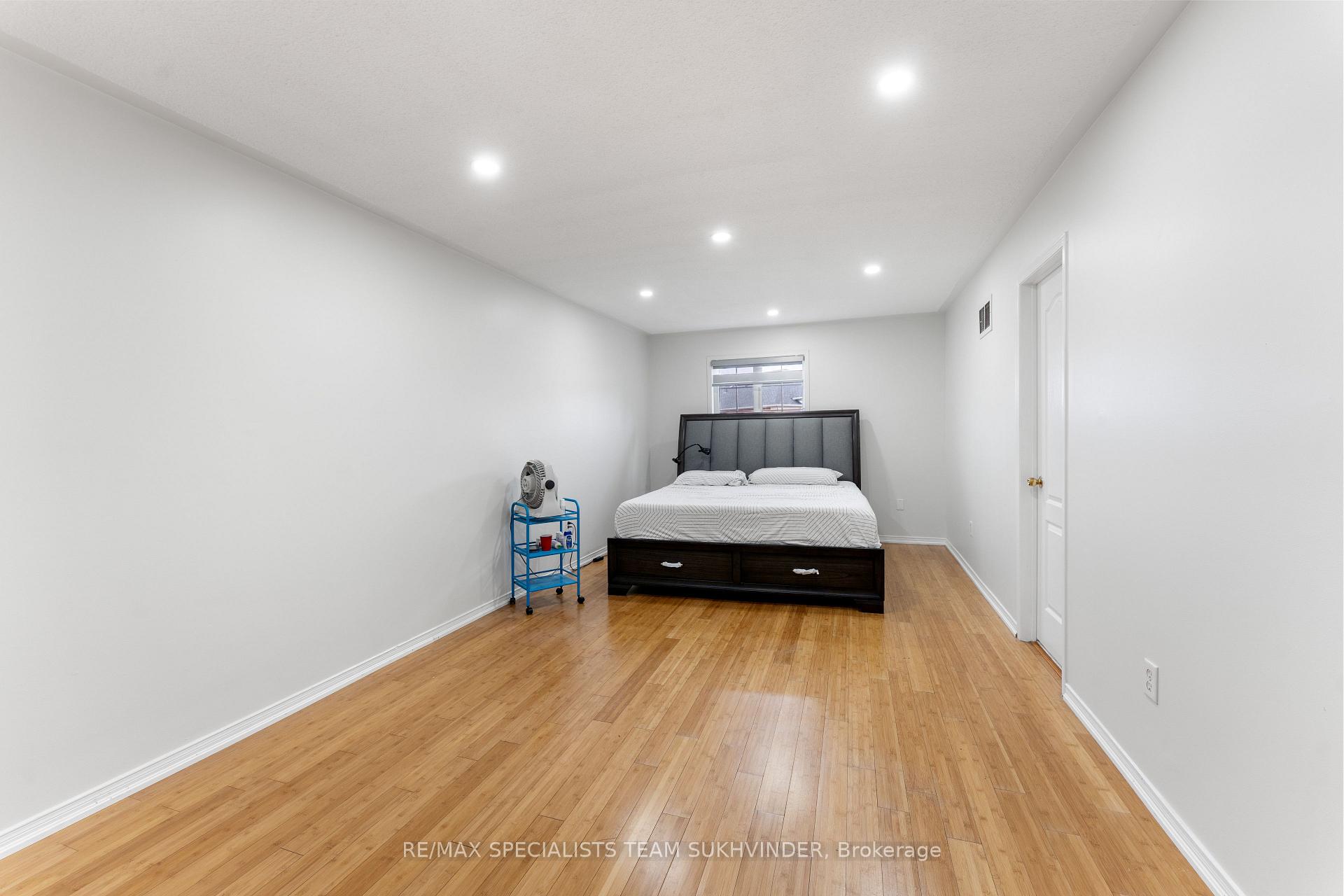 Photo 9 of 26 Seed Court, Brampton, Fletcher's Creek Village — HOMEH