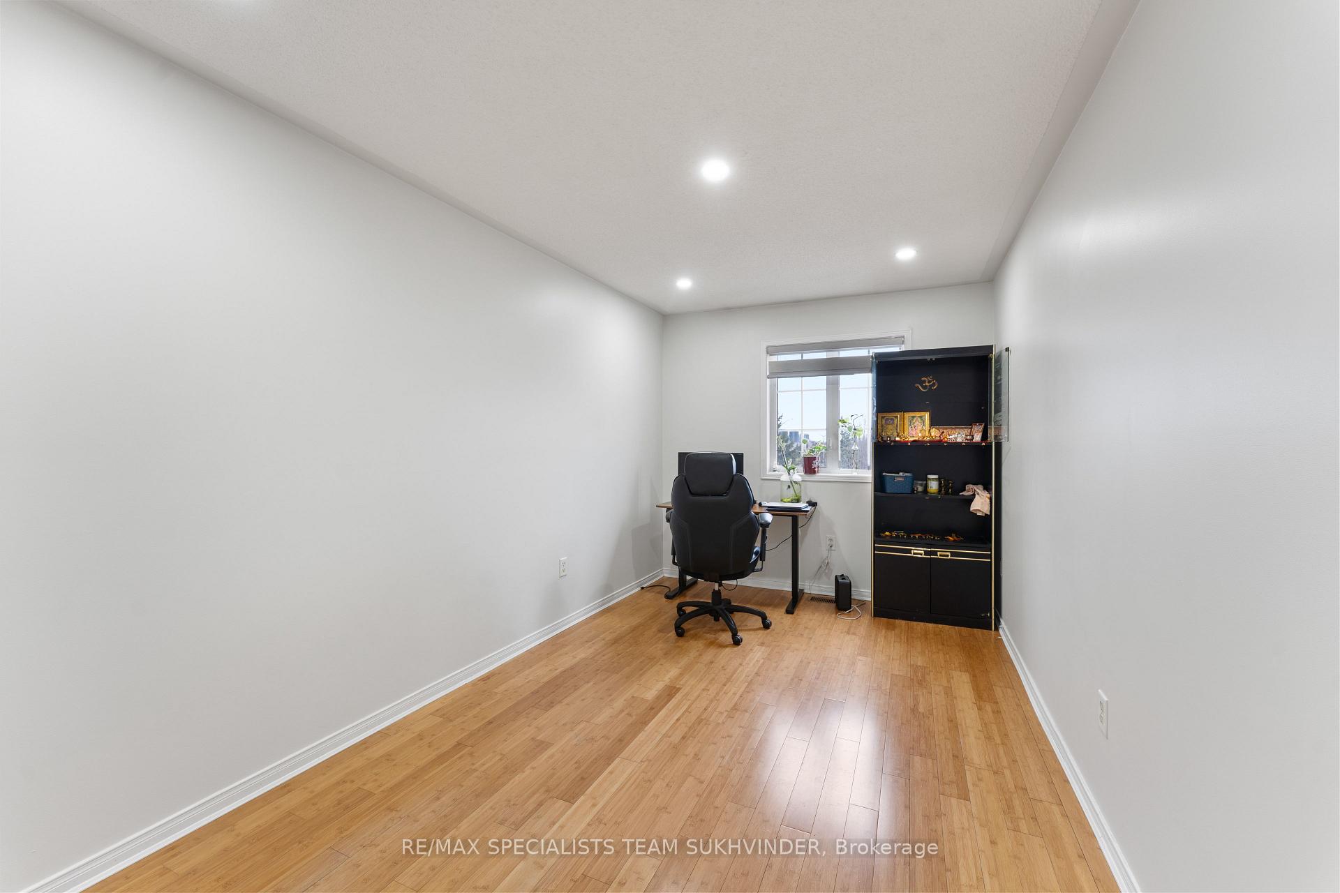 Photo 10 of 26 Seed Court, Brampton, Fletcher's Creek Village — HOMEH