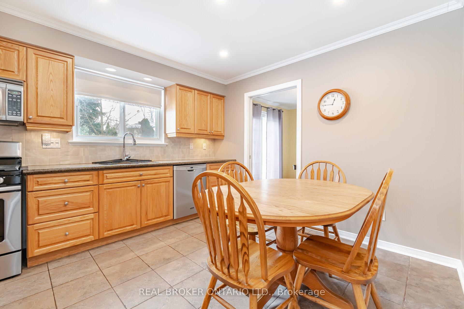 Photo 10 of 28 Parkview Place, Brampton, Brampton East — HOMEH