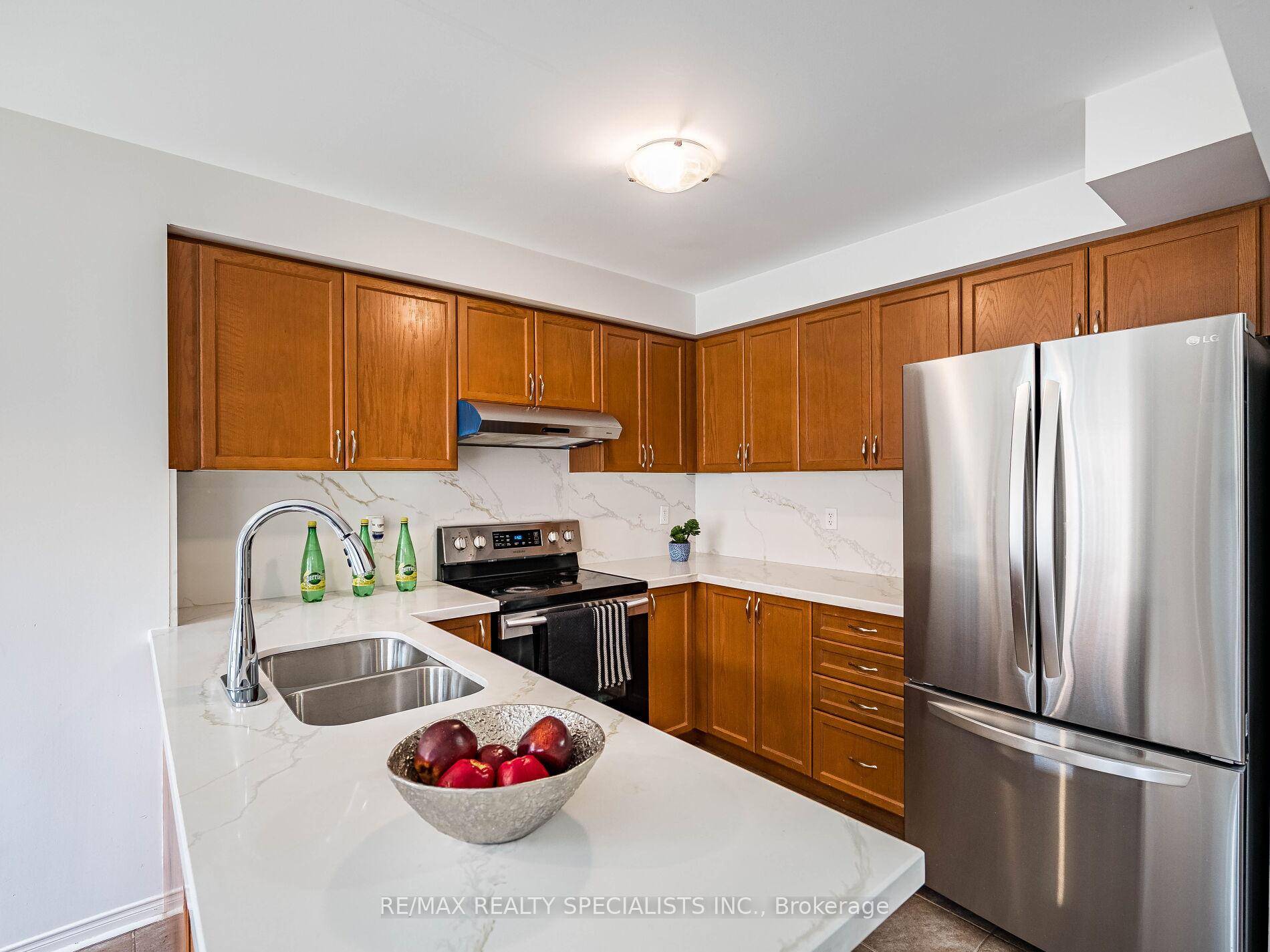 Photo 9 of 83 Bushmill Circle, Brampton, Fletcher's Meadow — HOMEH