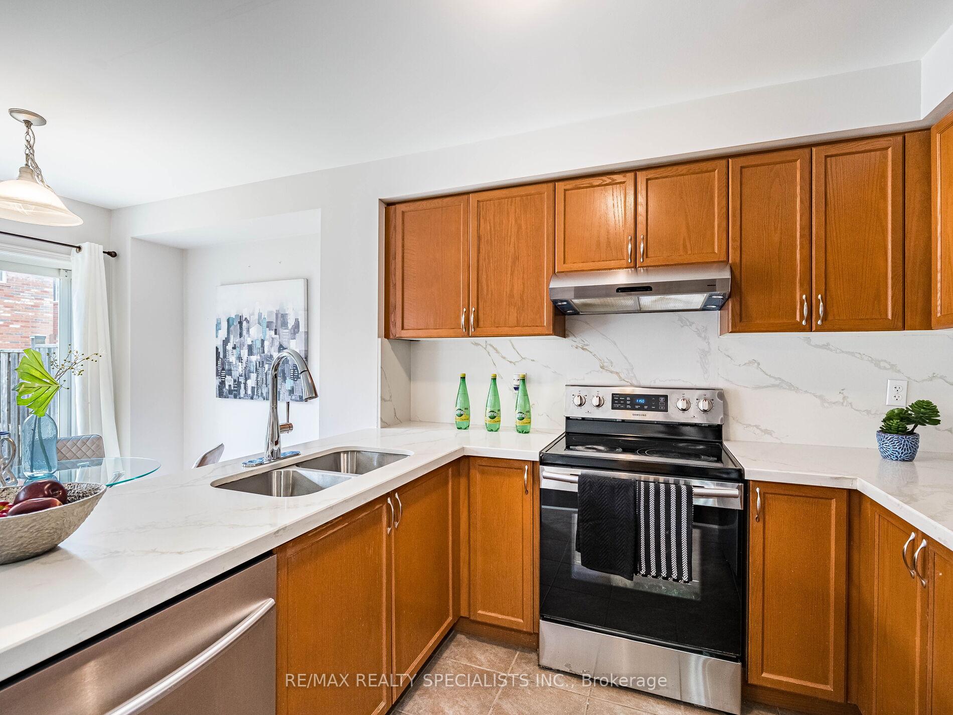 Photo 8 of 83 Bushmill Circle, Brampton, Fletcher's Meadow — HOMEH