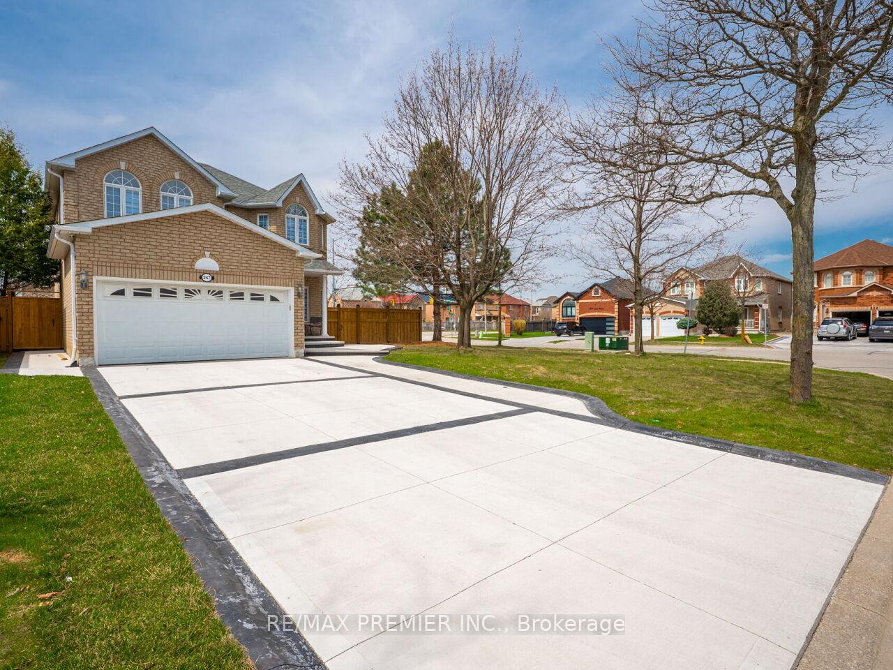 Photo 4 of 267 Caproni Drive, Vaughan, Maple — HOMEH