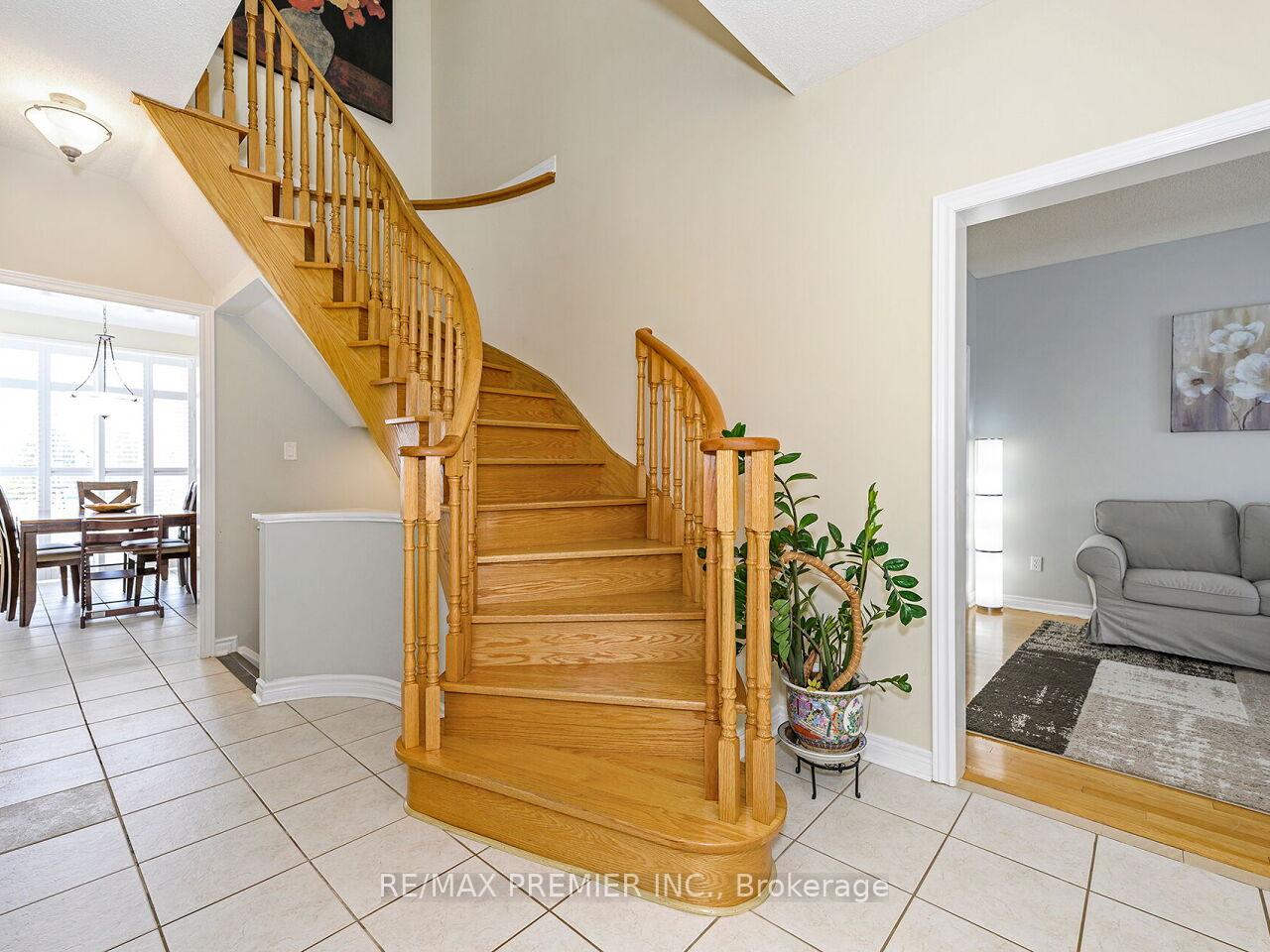 Photo 3 of 267 Caproni Drive, Vaughan, Maple — HOMEH