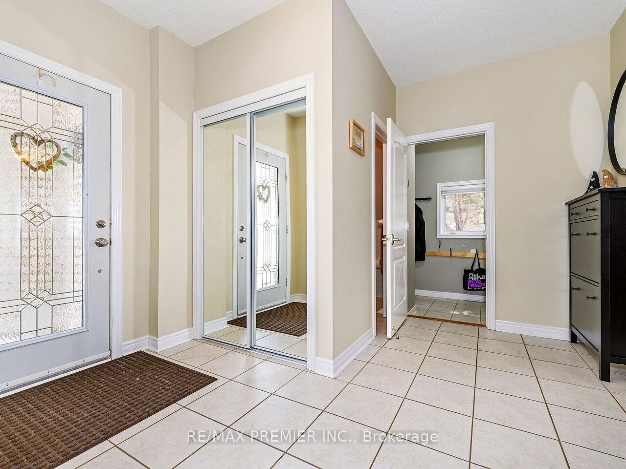 Photo 7 of 267 Caproni Drive, Vaughan, Maple — HOMEH