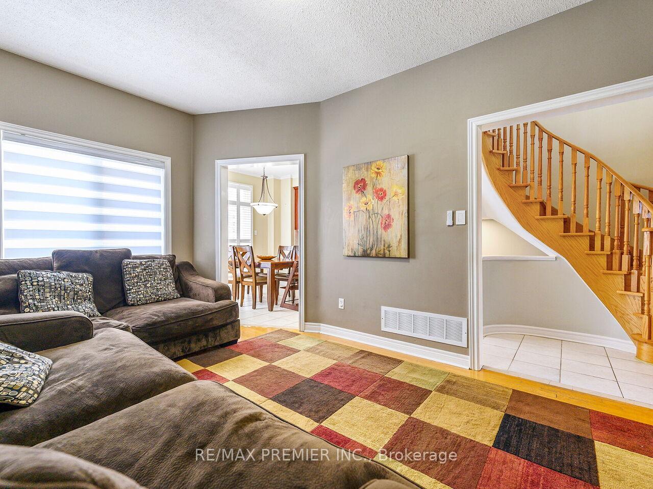 Photo 6 of 267 Caproni Drive, Vaughan, Maple — HOMEH