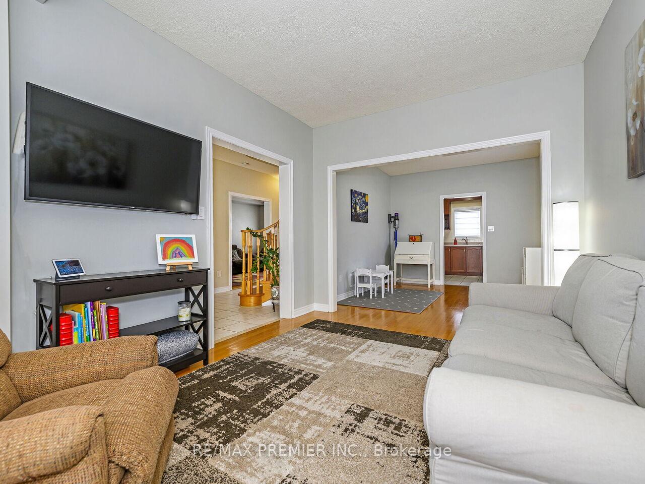 Photo 12 of 267 Caproni Drive, Vaughan, Maple — HOMEH