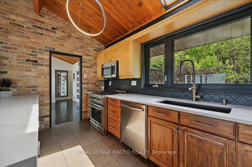 Photo 13 of 33 Leslie Drive, Hamilton, Stoney Creek — HOMEH