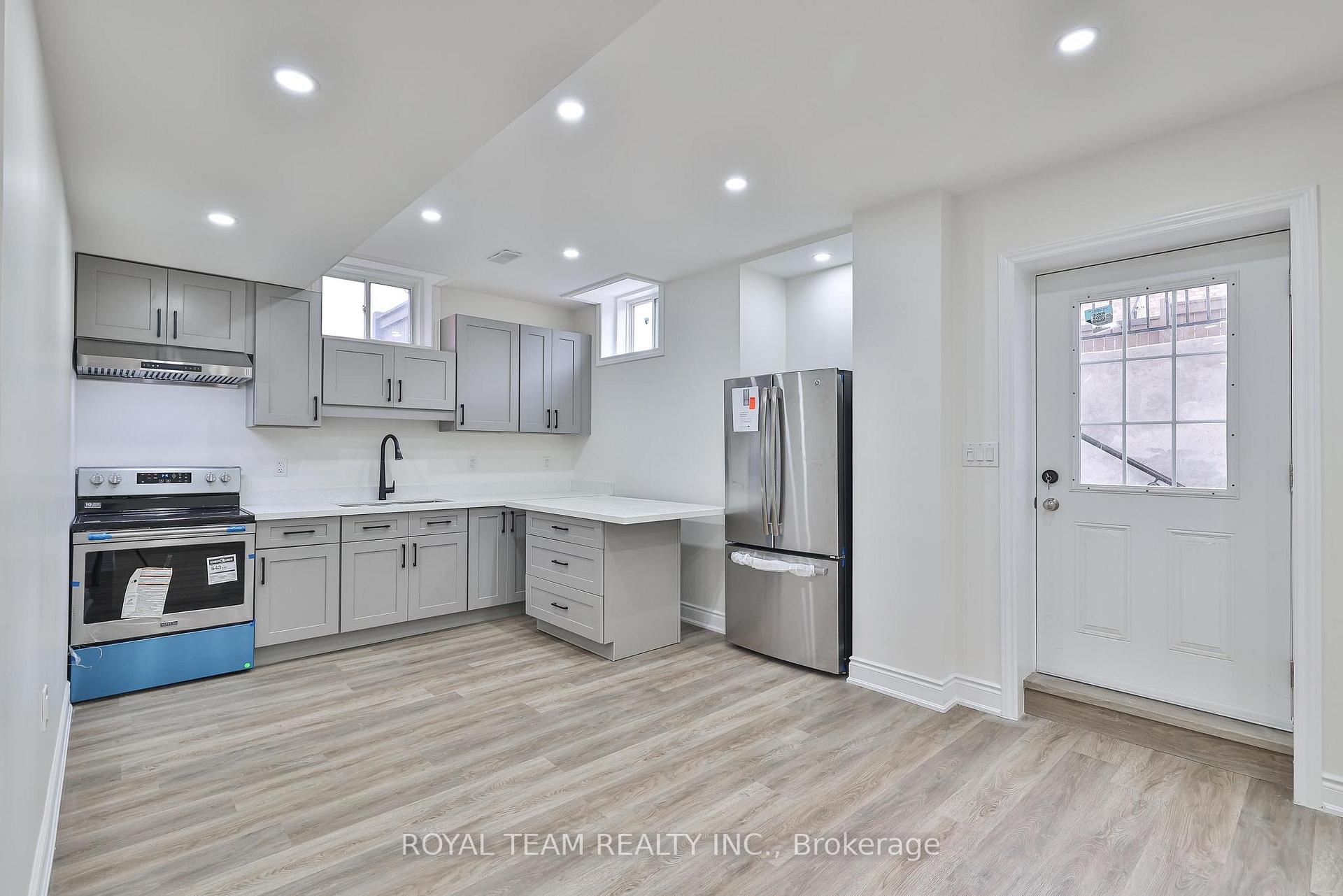 Photo 4 of Unit Lower, 32 Carness Crescent, Georgina, Keswick South — HOMEH