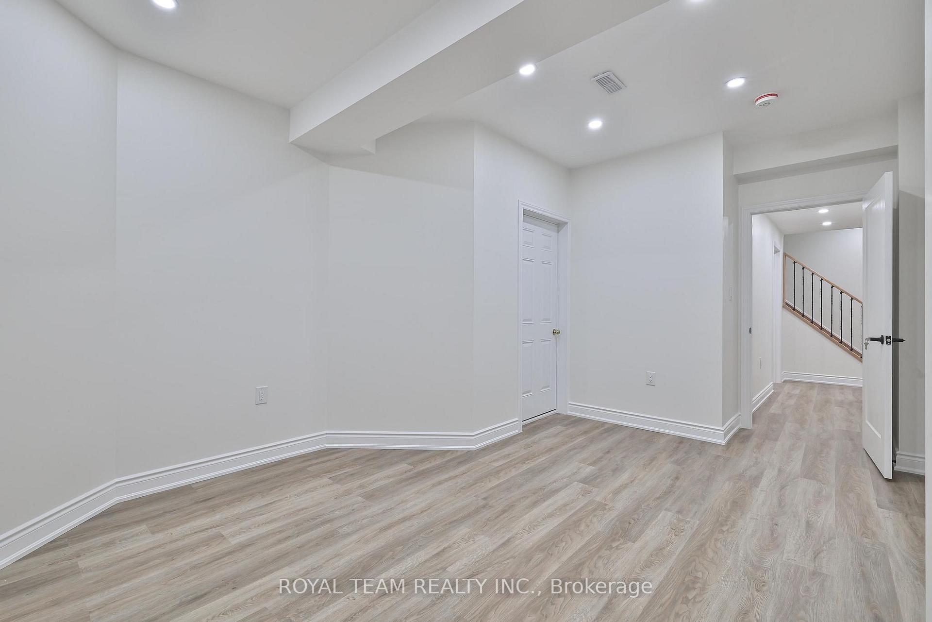 Photo 30 of Unit Lower, 32 Carness Crescent, Georgina, Keswick South — HOMEH