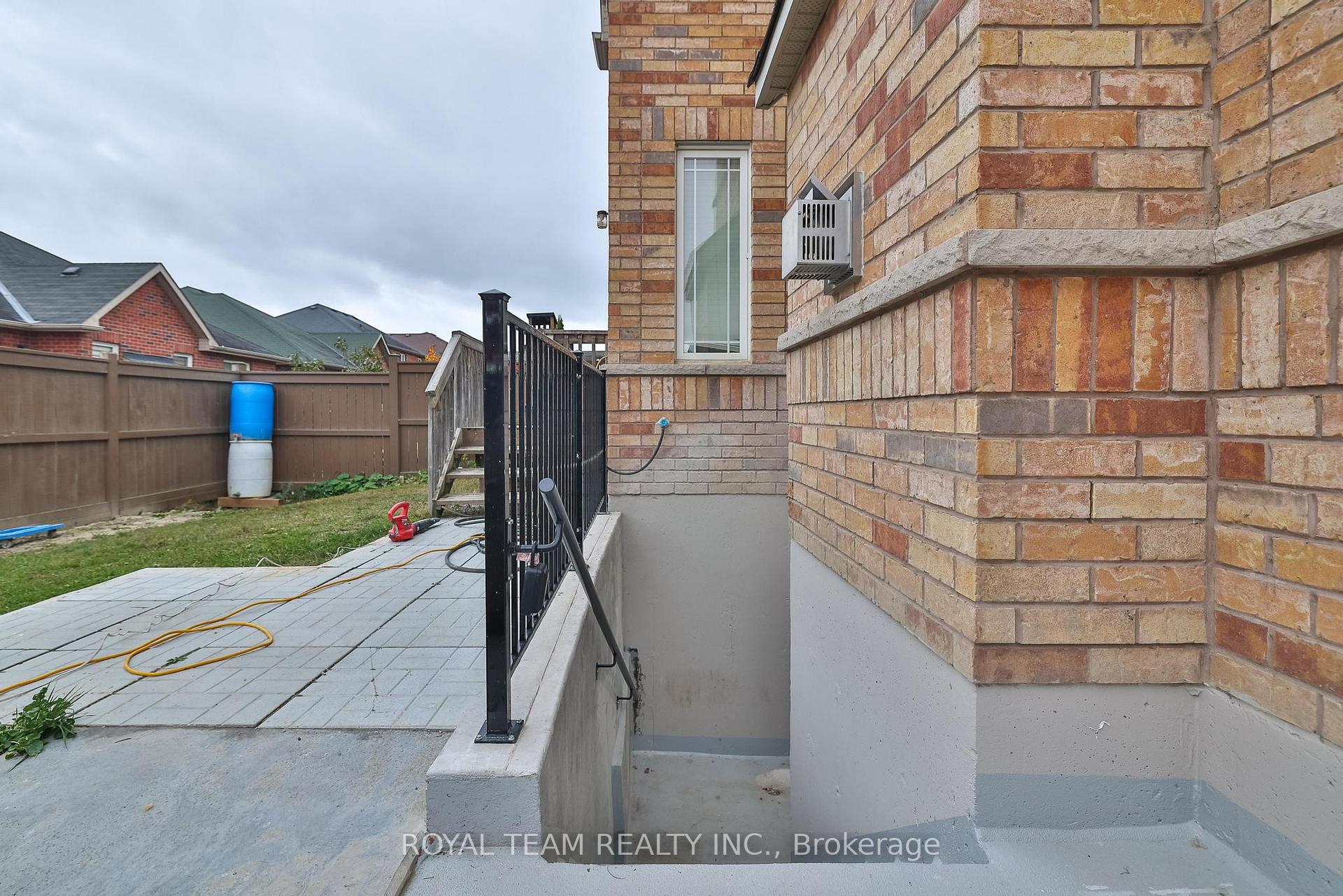 Photo 36 of Unit Lower, 32 Carness Crescent, Georgina, Keswick South — HOMEH