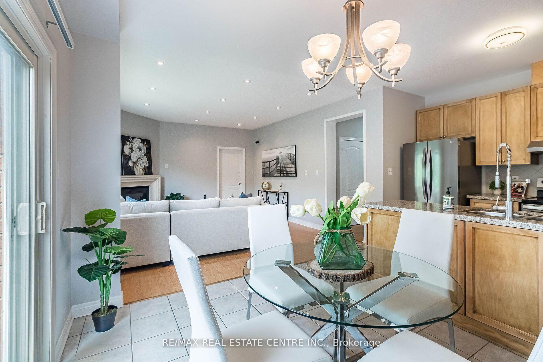 Photo 20 of 121 Stonechurch Crescent, Markham, Box Grove — HOMEH