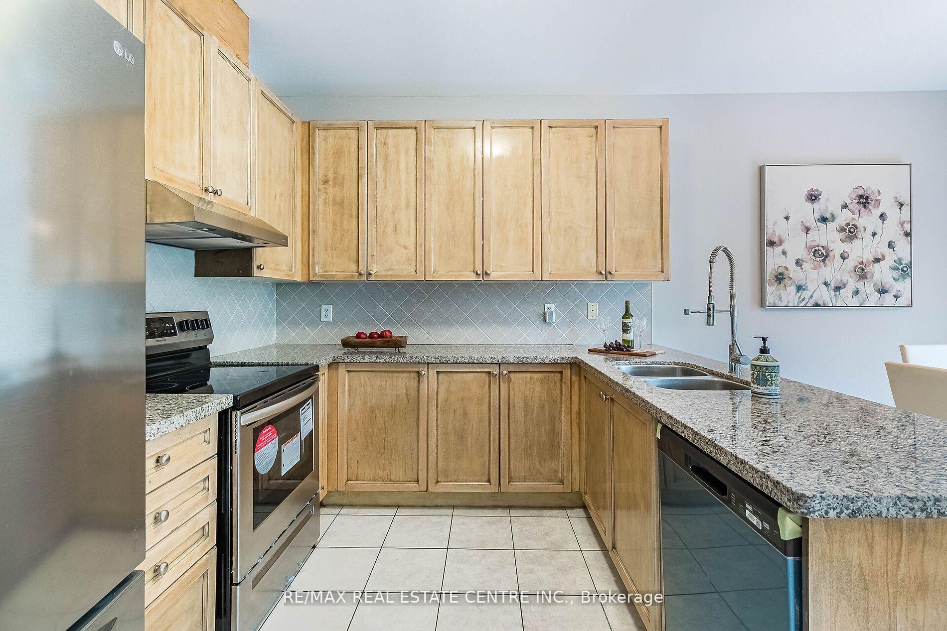 Photo 11 of 121 Stonechurch Crescent, Markham, Box Grove — HOMEH