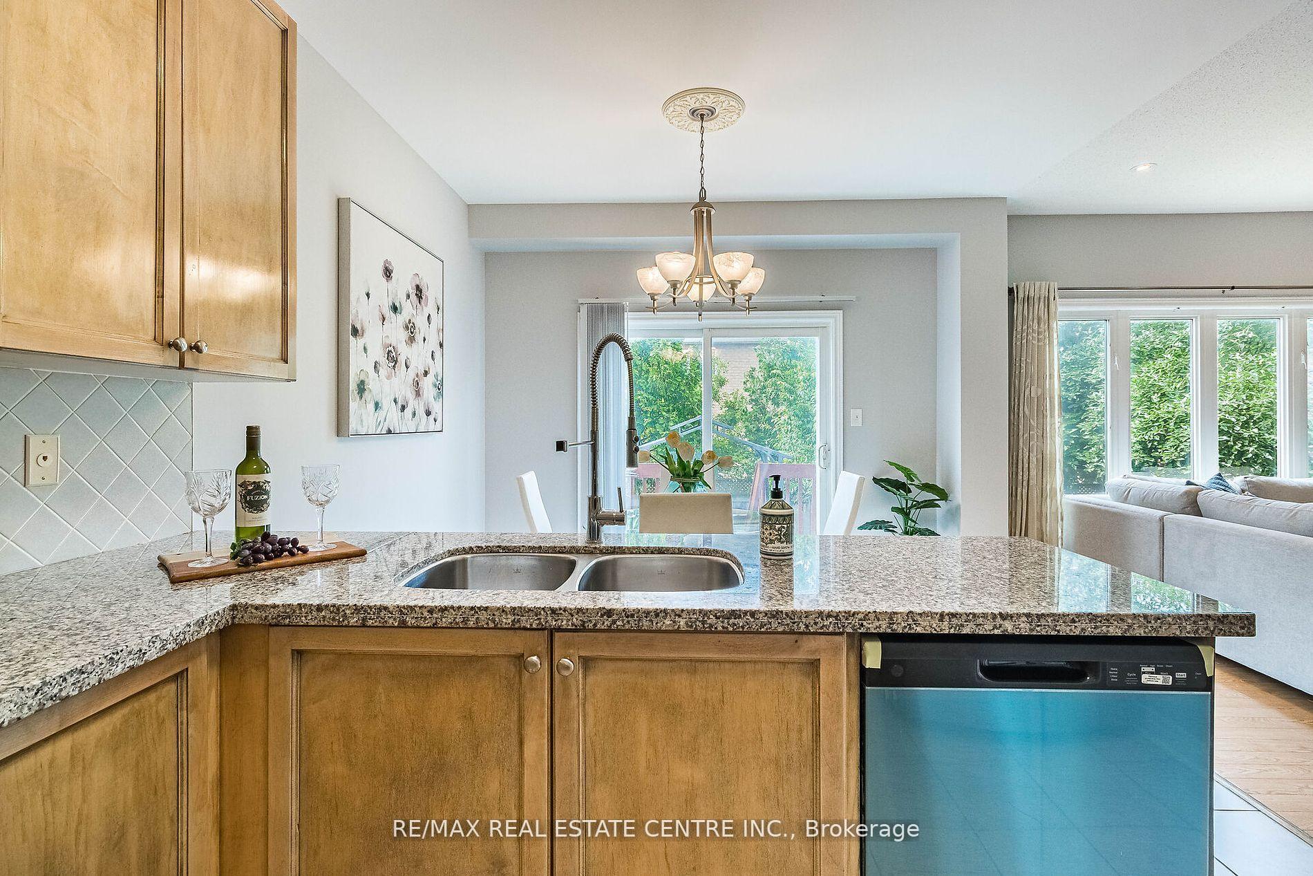 Photo 23 of 121 Stonechurch Crescent, Markham, Box Grove — HOMEH