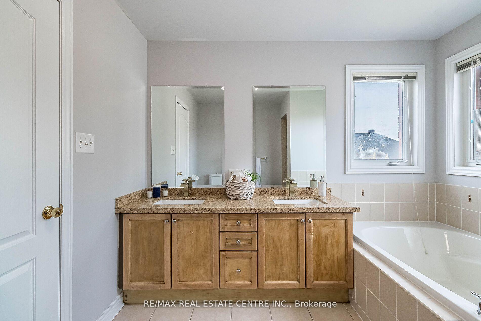 Photo 12 of 121 Stonechurch Crescent, Markham, Box Grove — HOMEH
