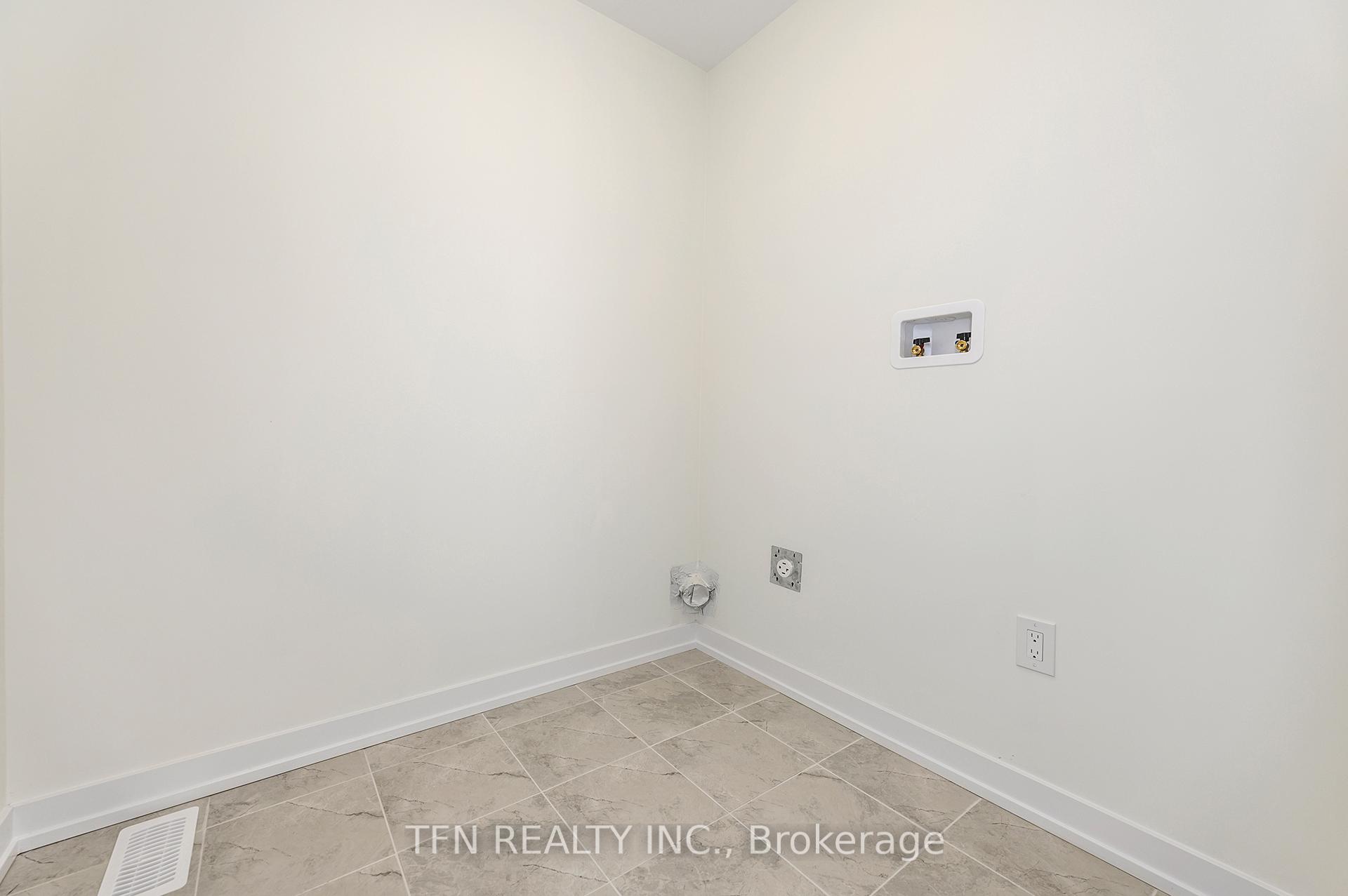 Photo 18 of 70 Wintergreen Crescent, Haldimand — HOMEH