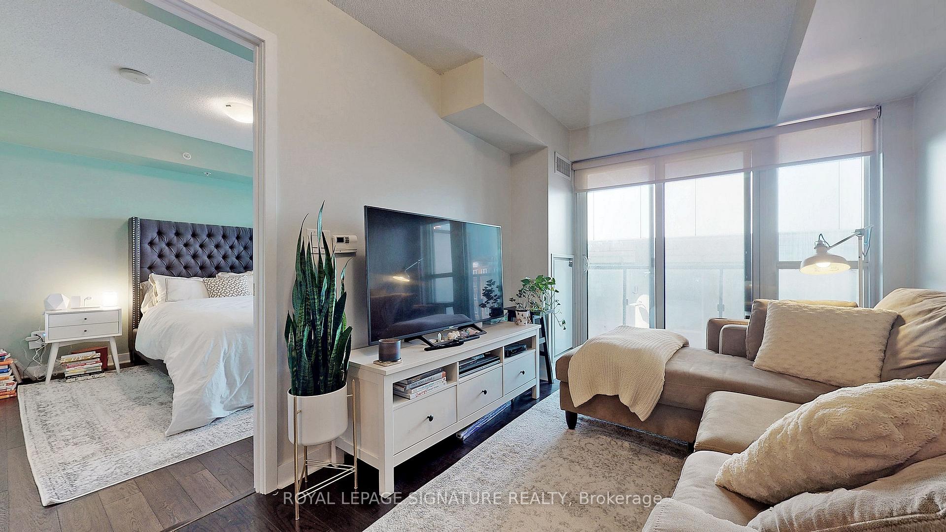 Front of Unit 822, 295 Adelaide Street W