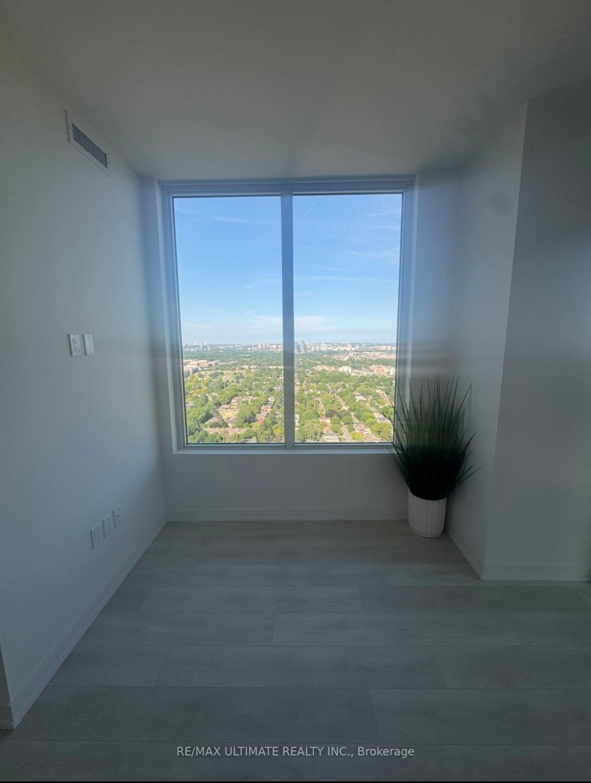 Photo 8 of Unit Ph11, 117 Broadway Avenue, Toronto, Mount Pleasant West — HOMEH