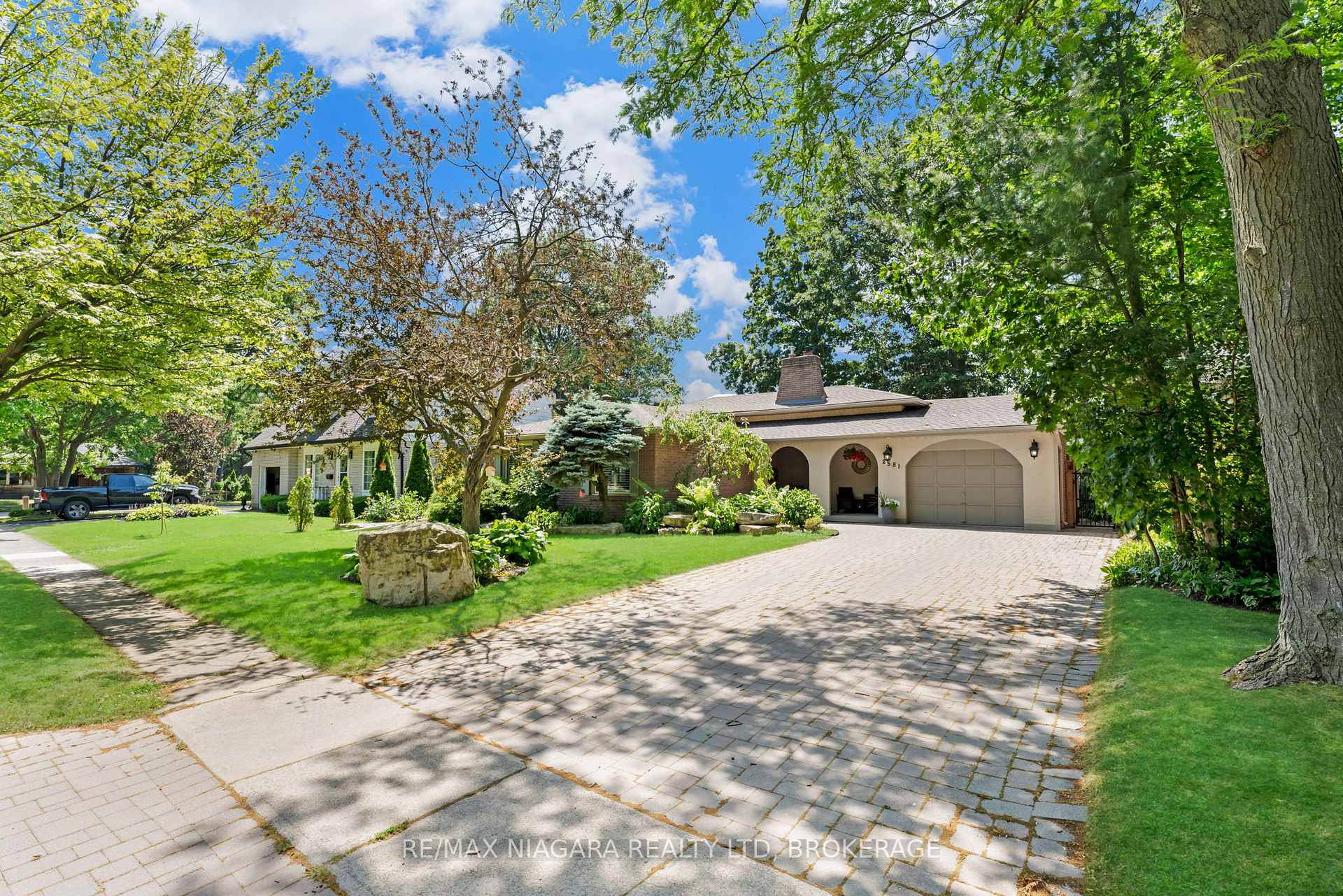 Photo 8 of 2581 Lepp Avenue, Niagara Falls, Stamford — HOMEH