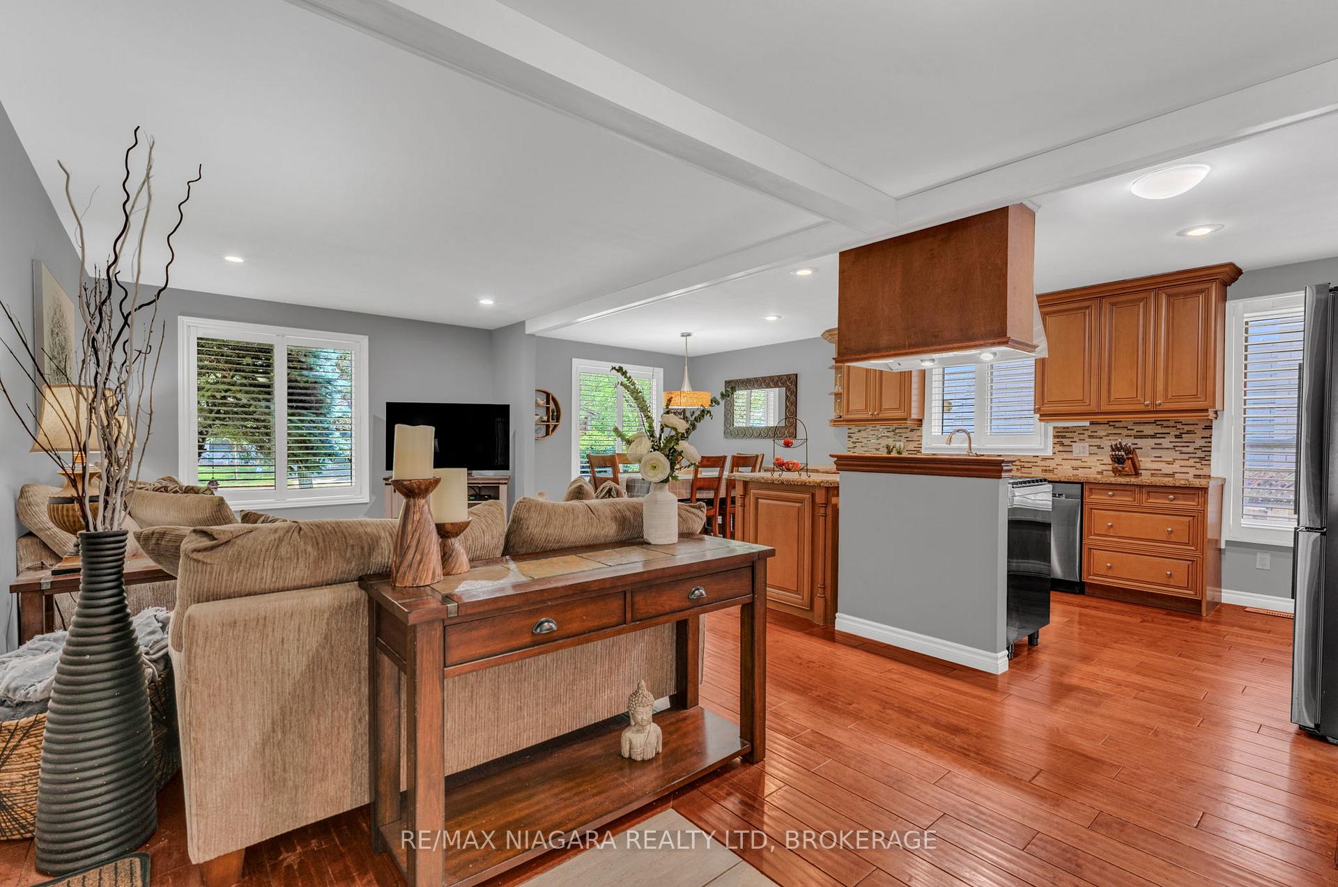 Photo 4 of 2581 Lepp Avenue, Niagara Falls, Stamford — HOMEH