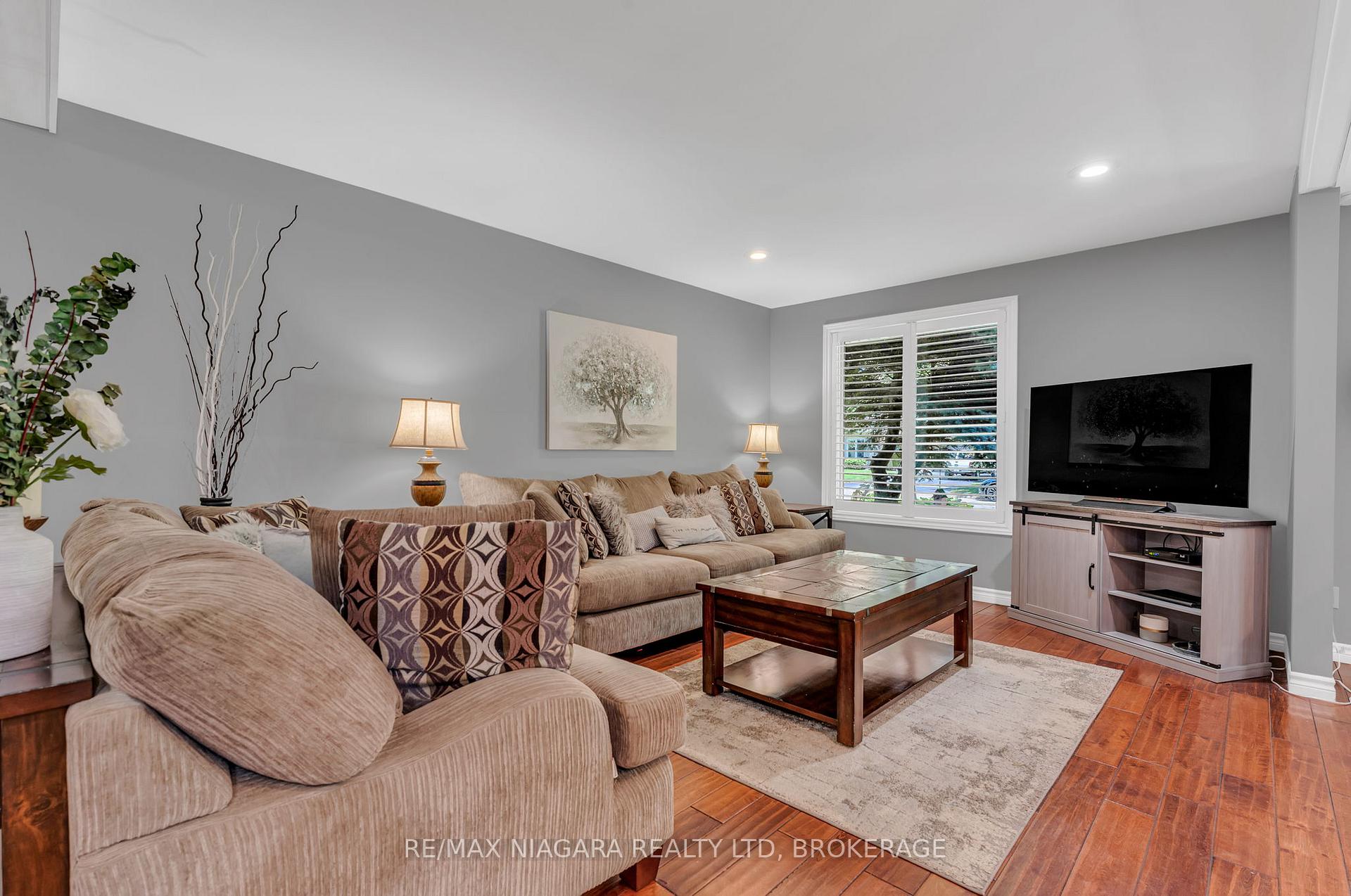 Photo 2 of 2581 Lepp Avenue, Niagara Falls, Stamford — HOMEH
