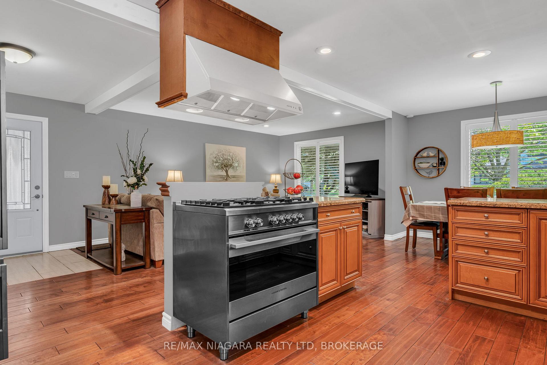 Photo 10 of 2581 Lepp Avenue, Niagara Falls, Stamford — HOMEH