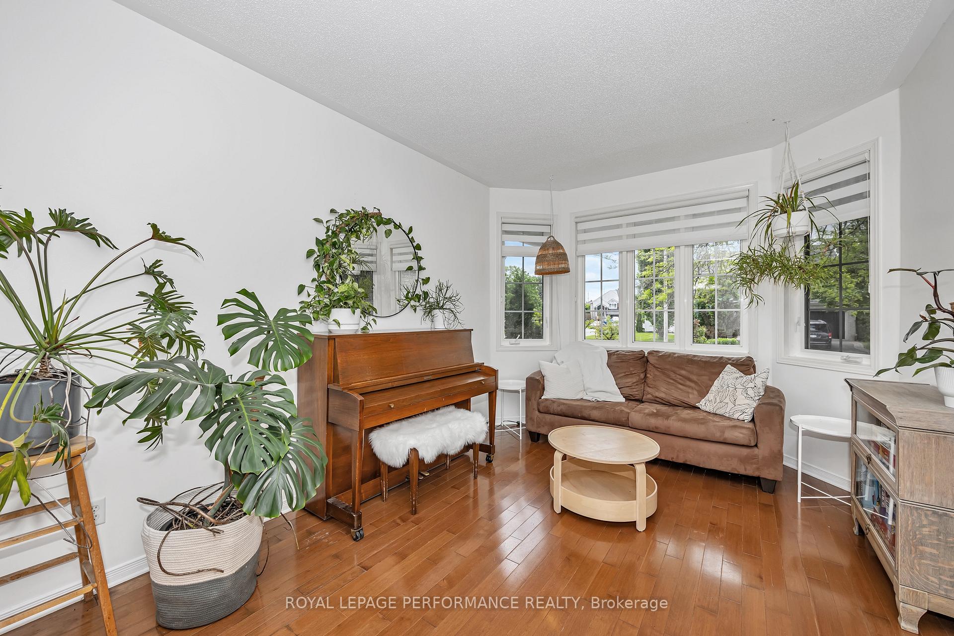 Photo 4 of 1563 Winterport Way, Ottawa, Fallingbrook/Pineridge — HOMEH