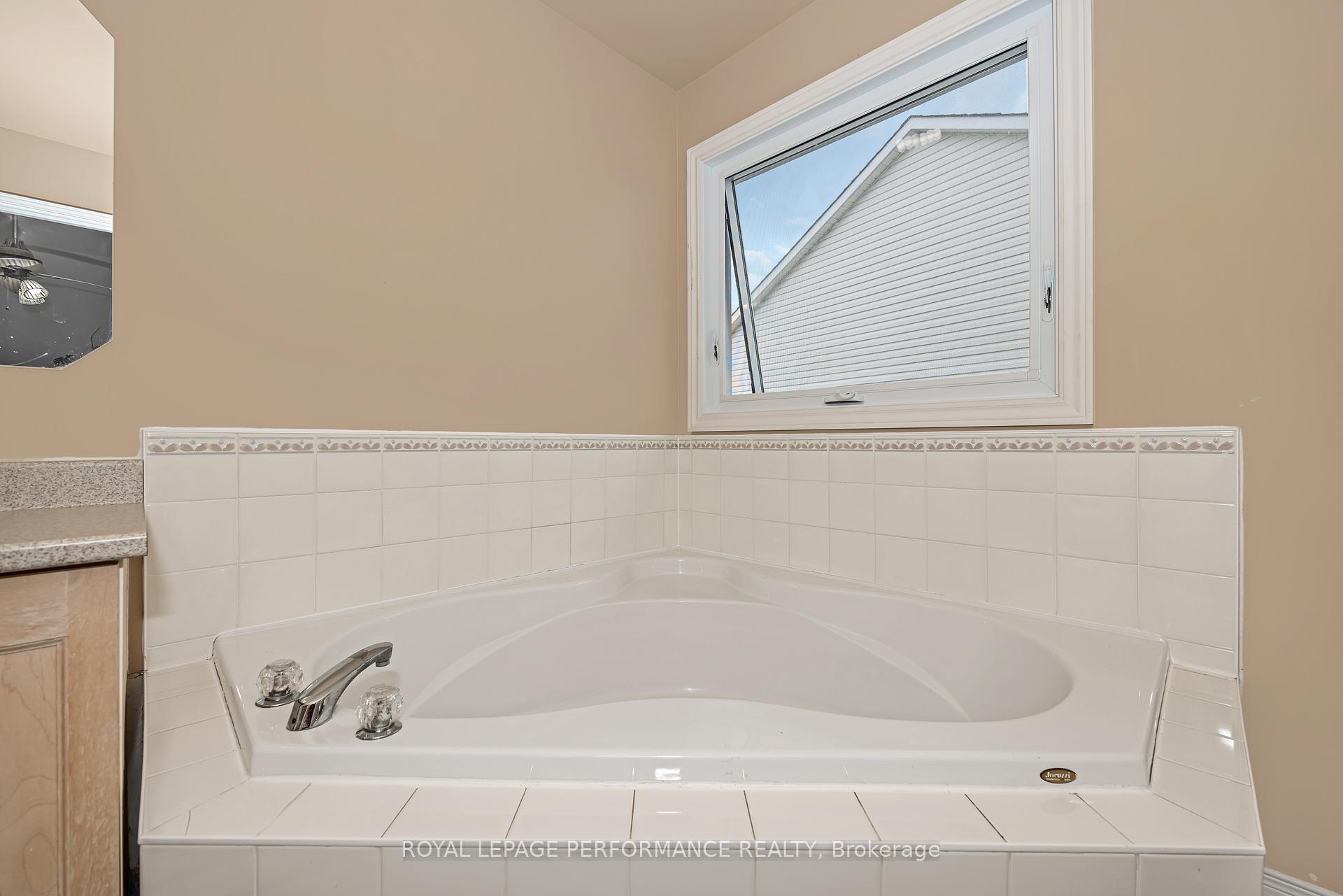 Photo 10 of 1563 Winterport Way, Ottawa, Fallingbrook/Pineridge — HOMEH