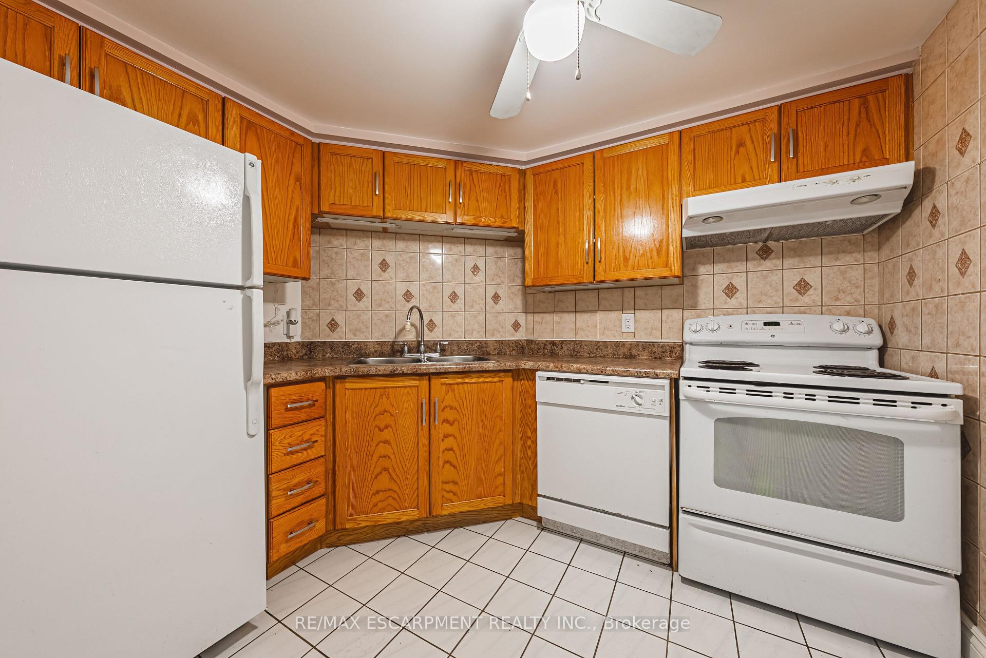 Photo 6 of Unit 504, 175 Hunter Street E, Hamilton, Corktown — HOMEH