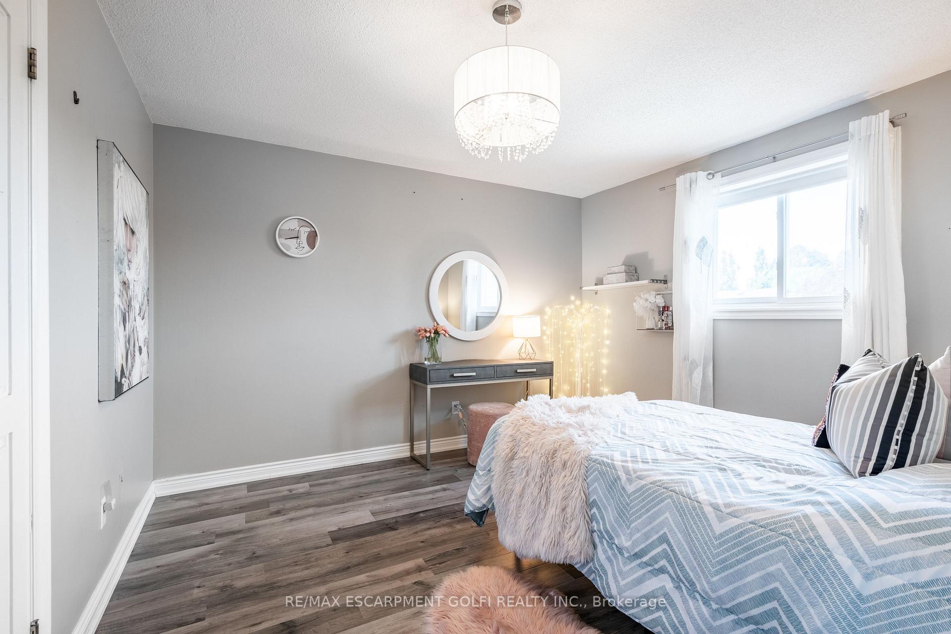 Photo 2 of 11 Sumner Crescent, Grimsby, Grimsby Beach — HOMEH