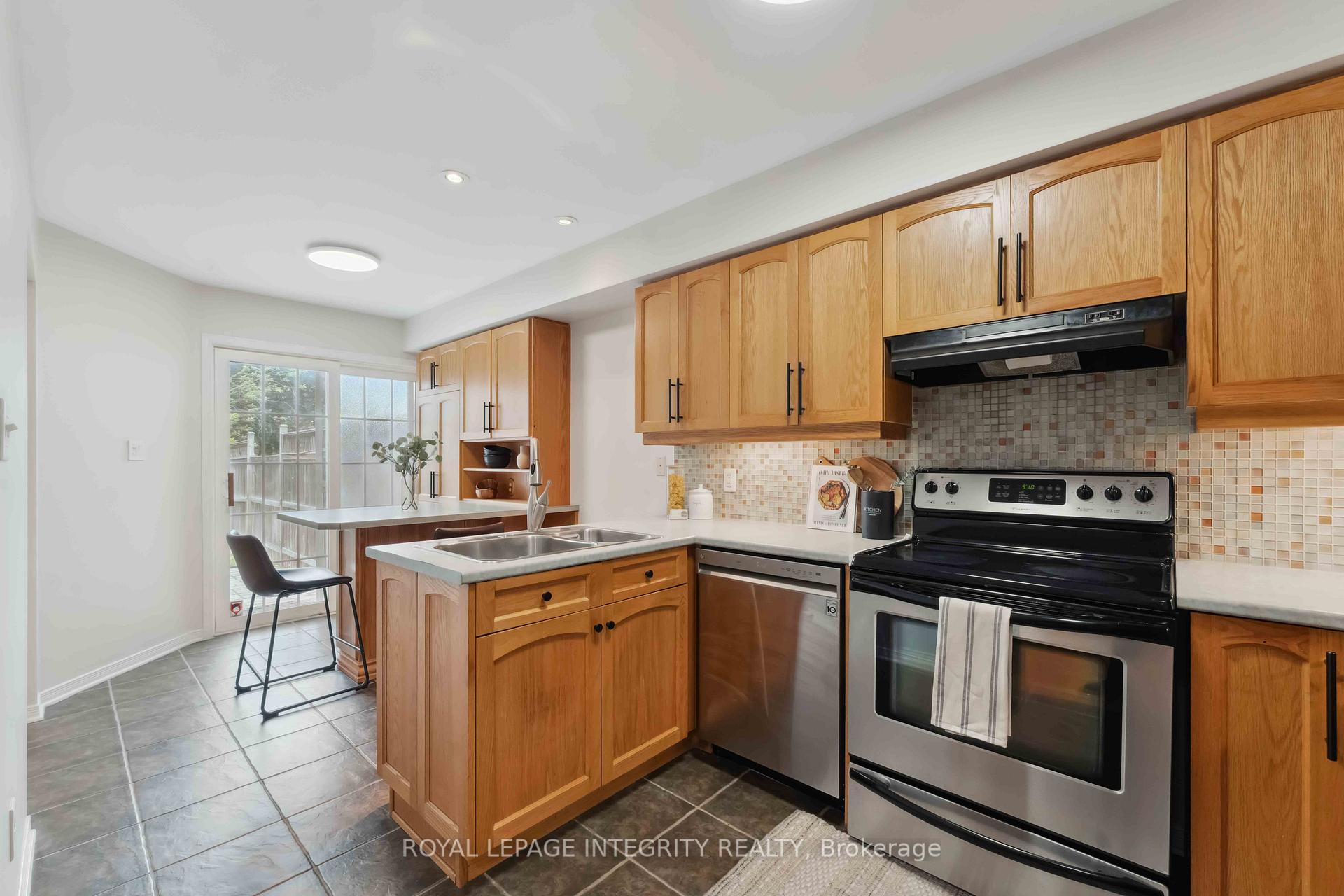 Photo 6 of 141 Lockhaven Private, Ottawa, Barrhaven - Stonebridge — HOMEH