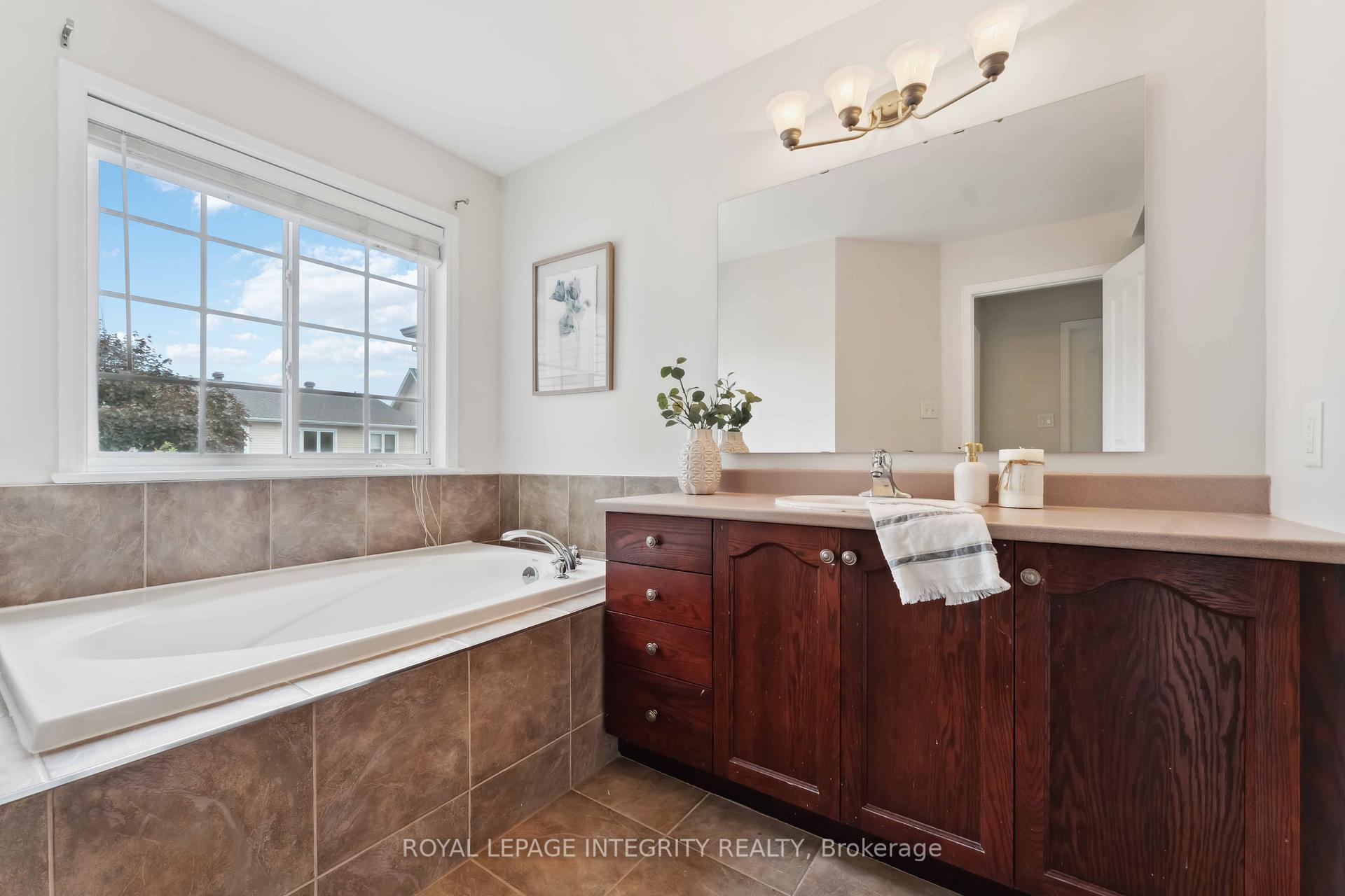 Photo 13 of 141 Lockhaven Private, Ottawa, Barrhaven - Stonebridge — HOMEH