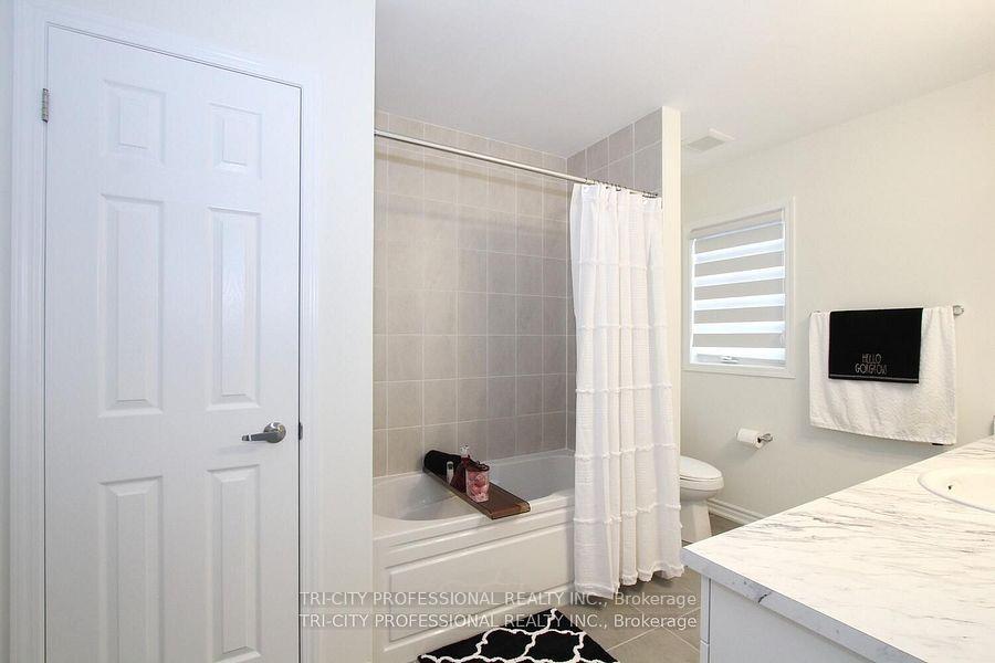 Photo 8 of 16 Dolucci Crescent, Brampton, Northwest Brampton — HOMEH