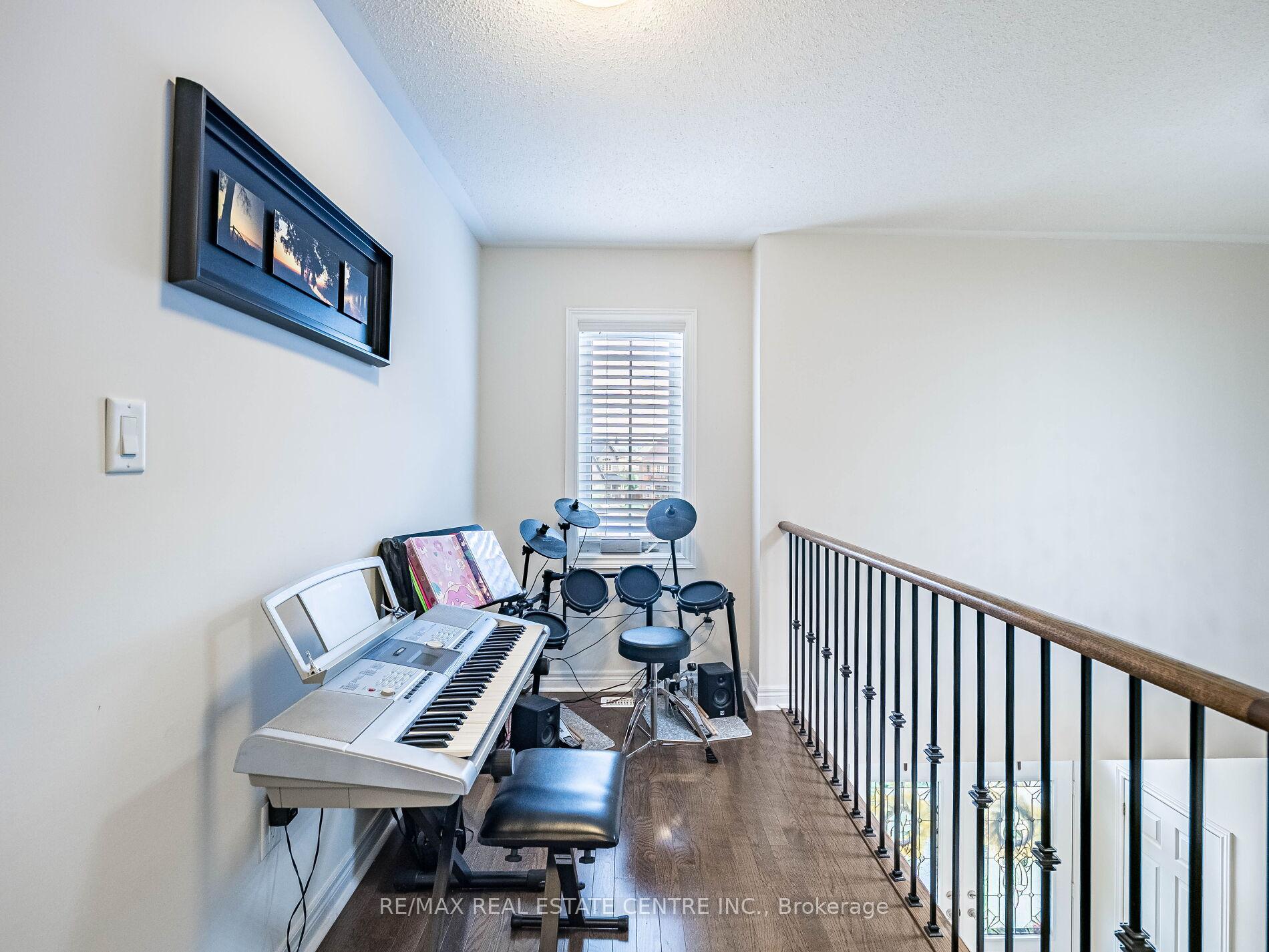 Photo 20 of 36 Isle Royal Terrace, Brampton, Bram West — HOMEH