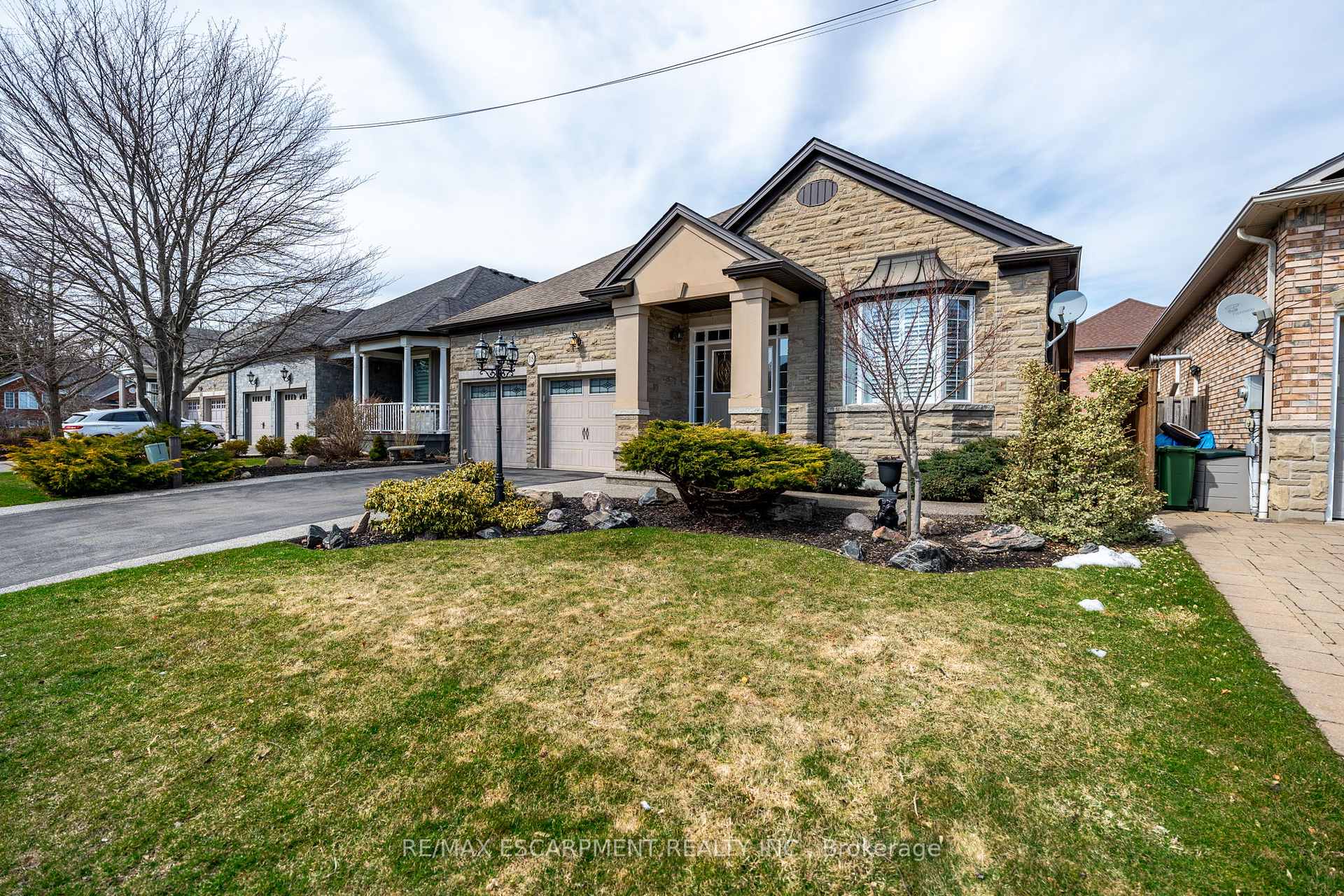 Photo 3 of 18 Bellstone Lane, Hamilton, Rural Glanbrook — HOMEH