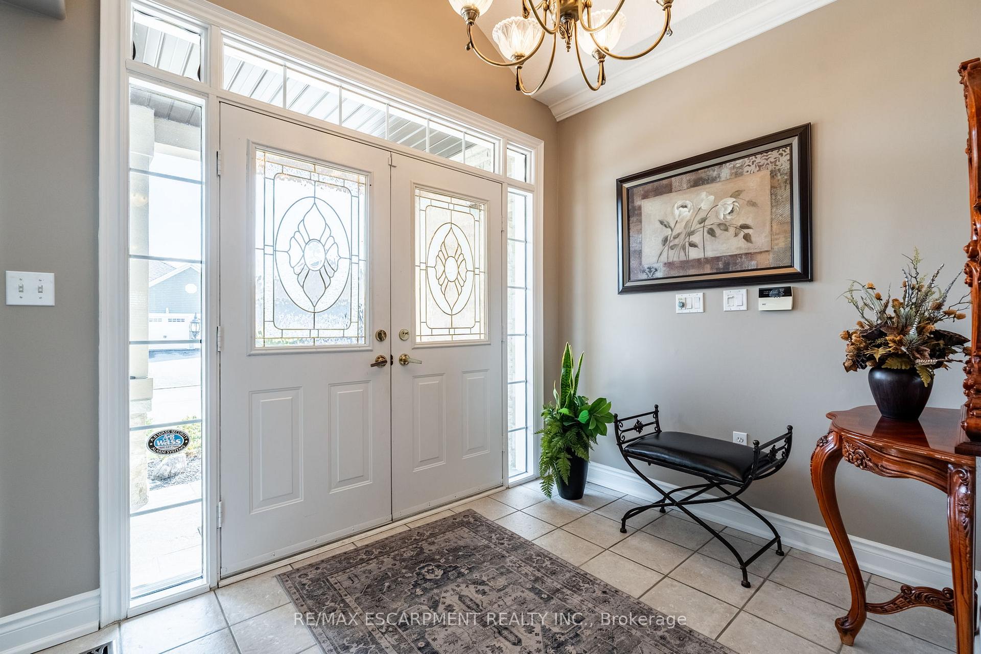Photo 13 of 18 Bellstone Lane, Hamilton, Rural Glanbrook — HOMEH