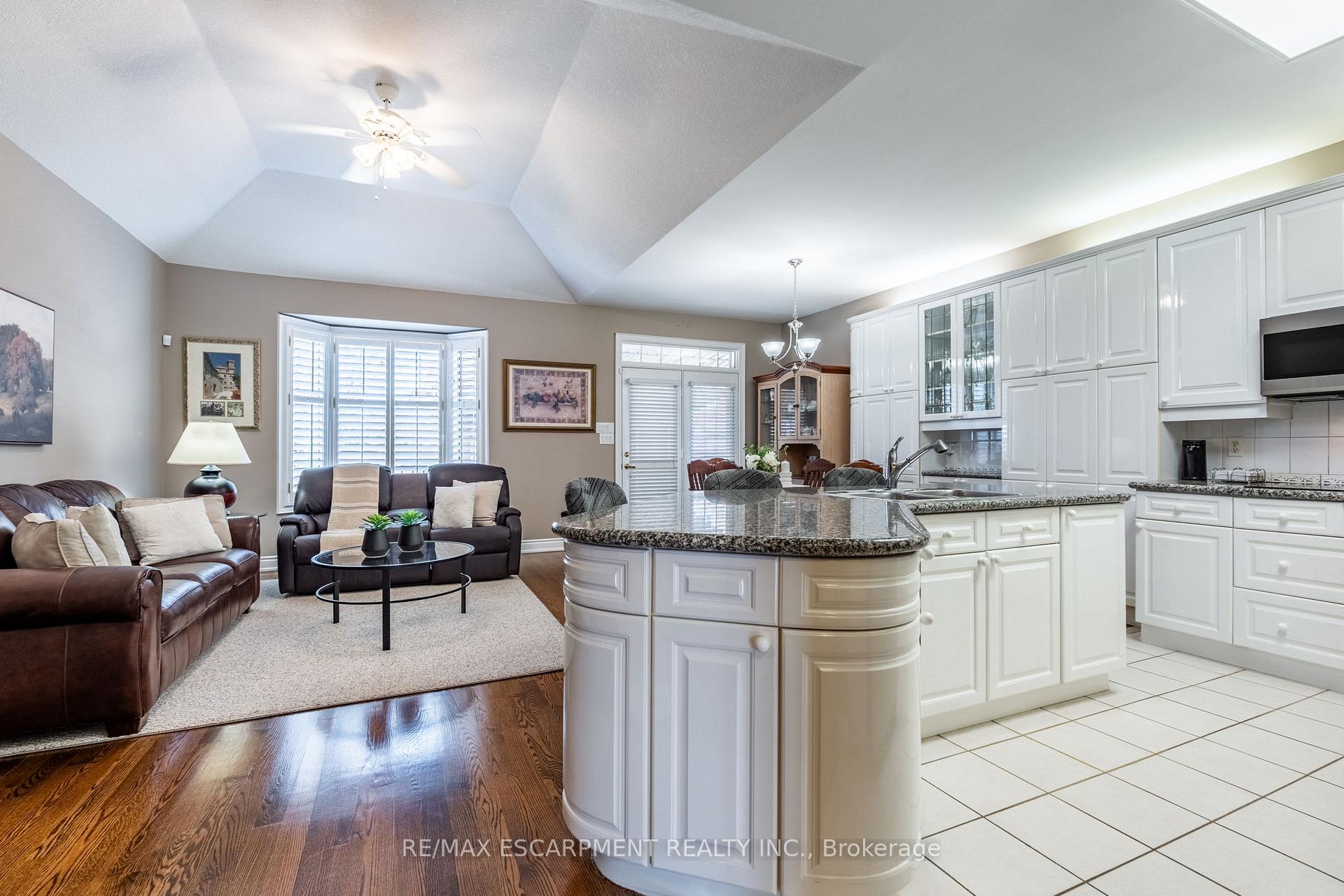 Photo 11 of 18 Bellstone Lane, Hamilton, Rural Glanbrook — HOMEH